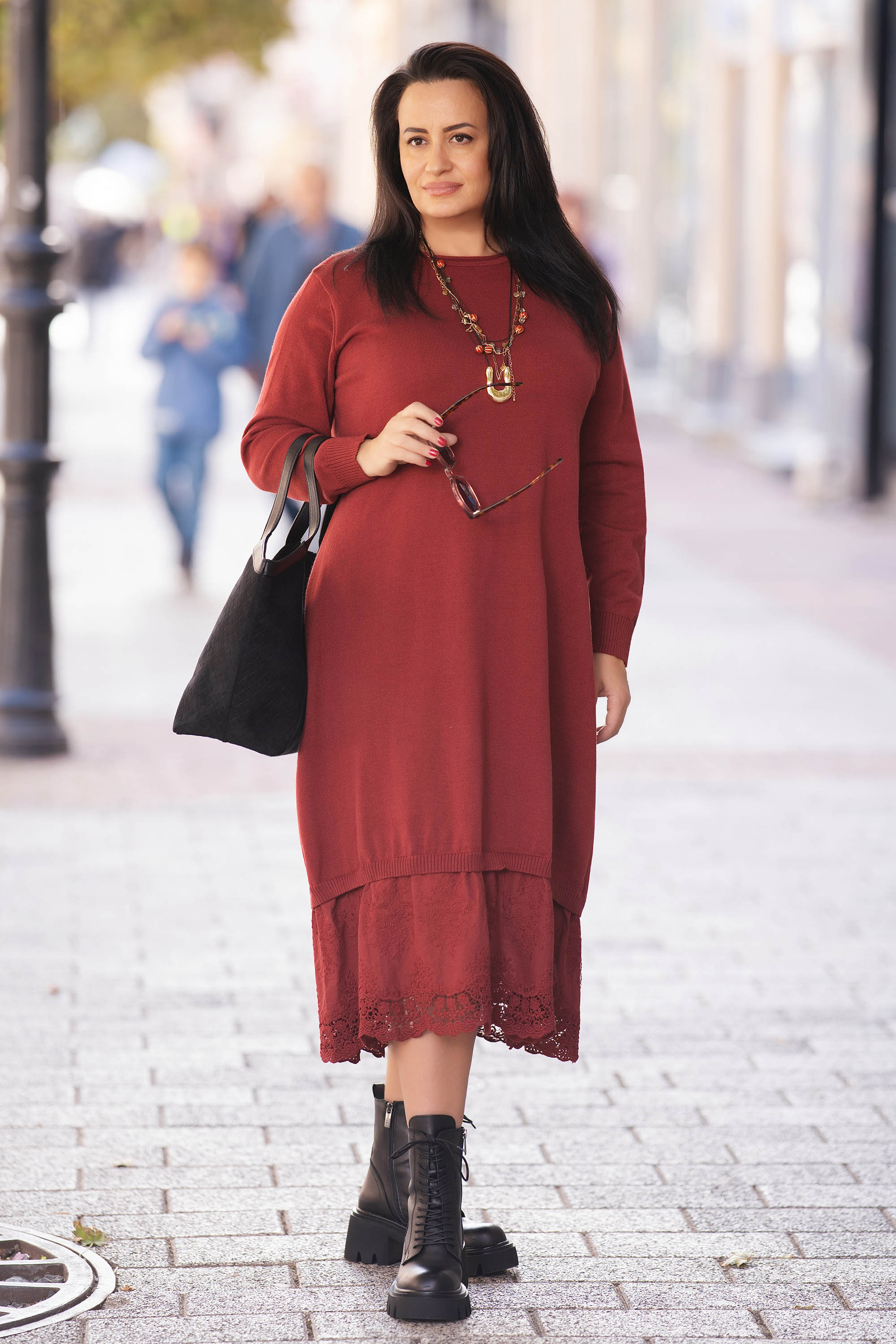 МАКСИ дълга рокля в червено с платка дантела в края