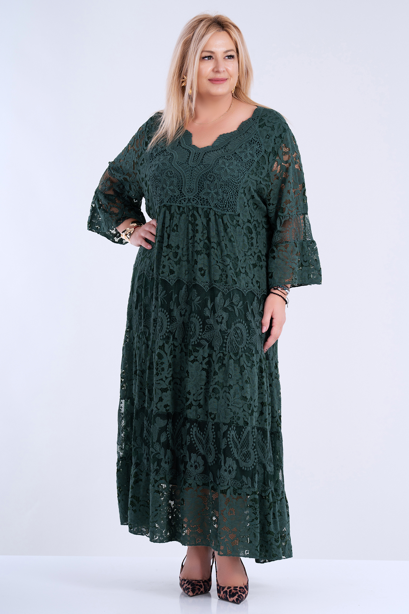 МАКСИ дълга рокля в зелено с богата рязана дантела