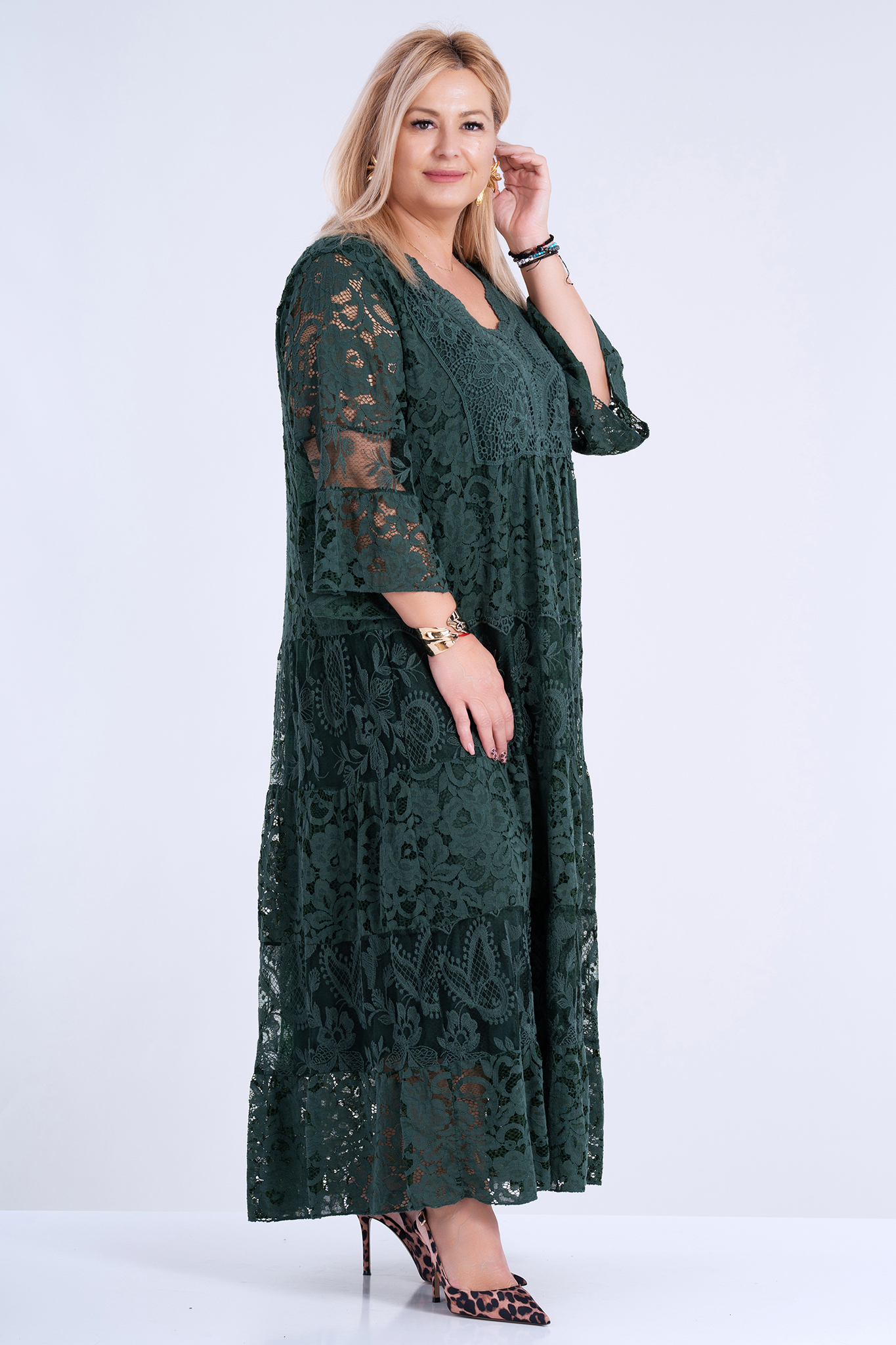 МАКСИ дълга рокля в зелено с богата рязана дантела