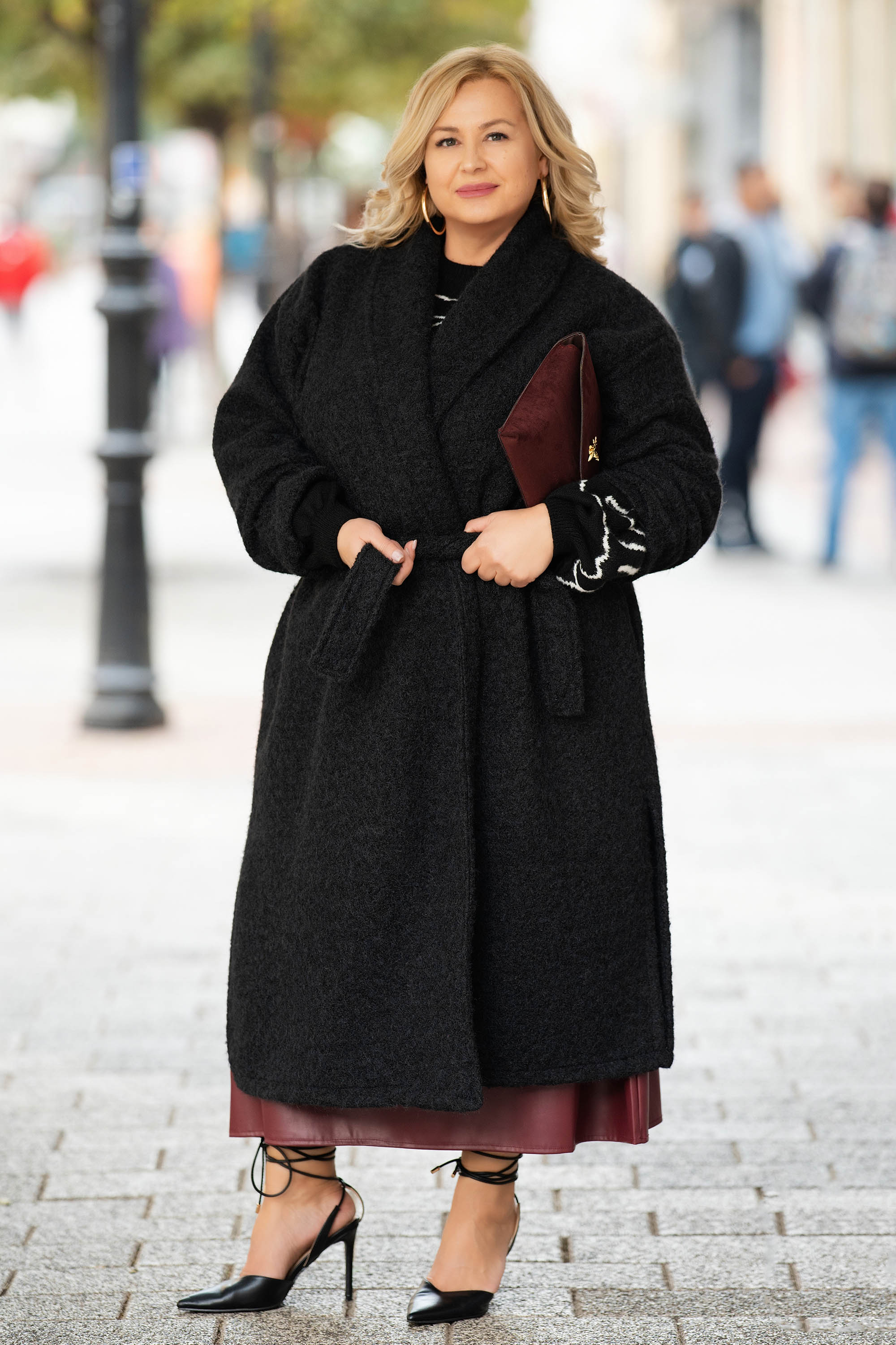 МАКСИ дълго палто в черно от мека мъхеста материя с колан