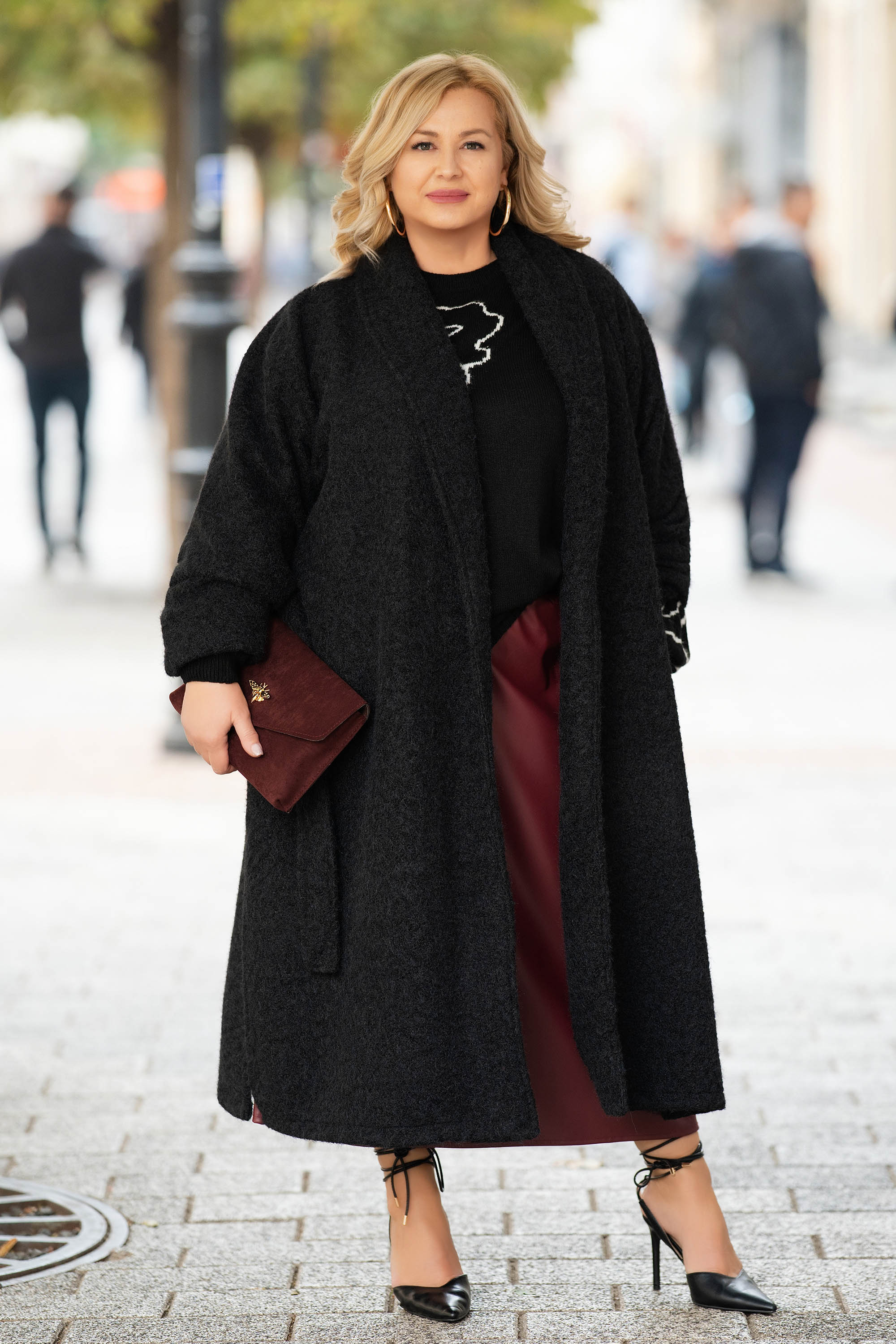 МАКСИ дълго палто в черно от мека мъхеста материя с колан