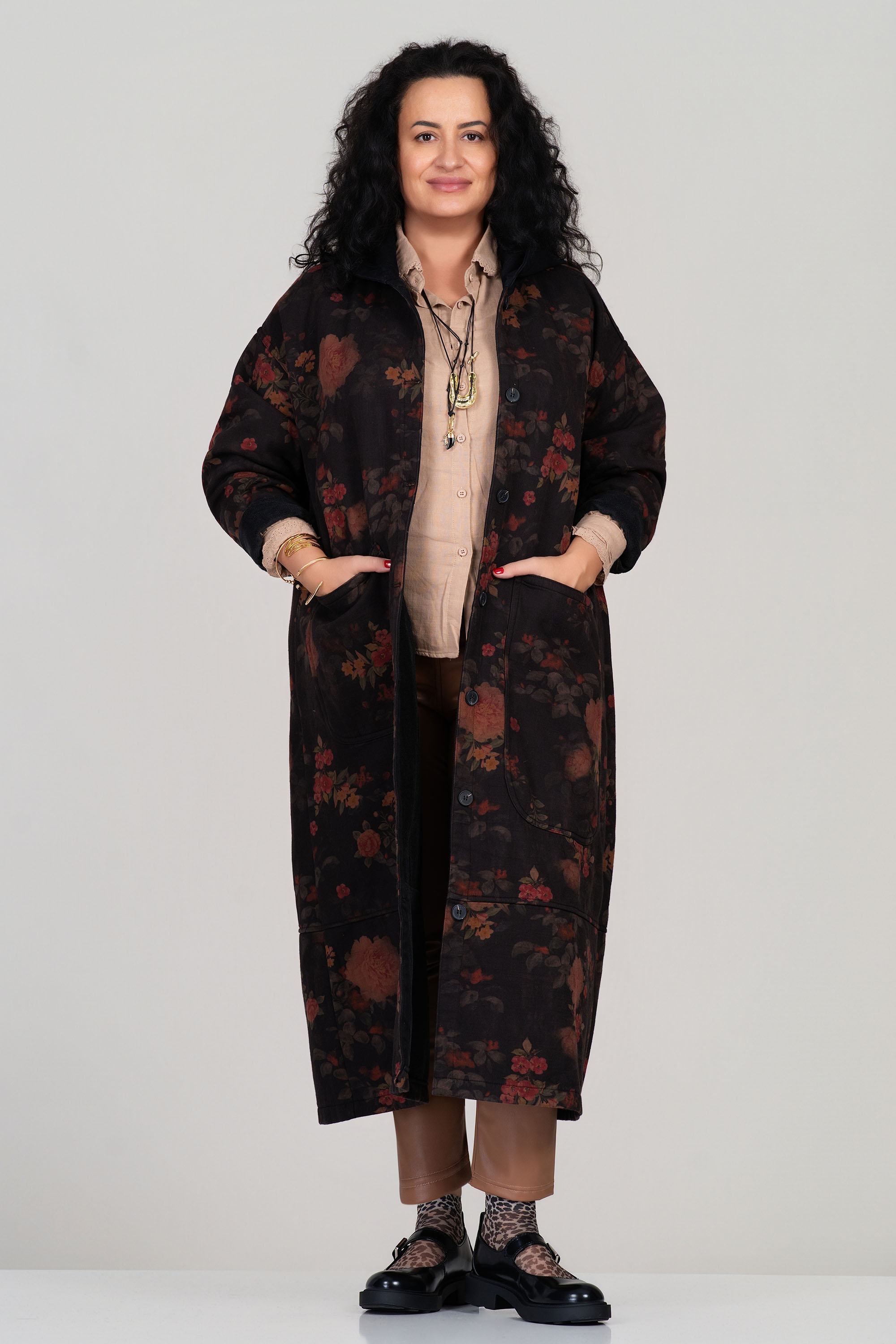 МАКСИ дълго ватирано палто в черно с флорален принт