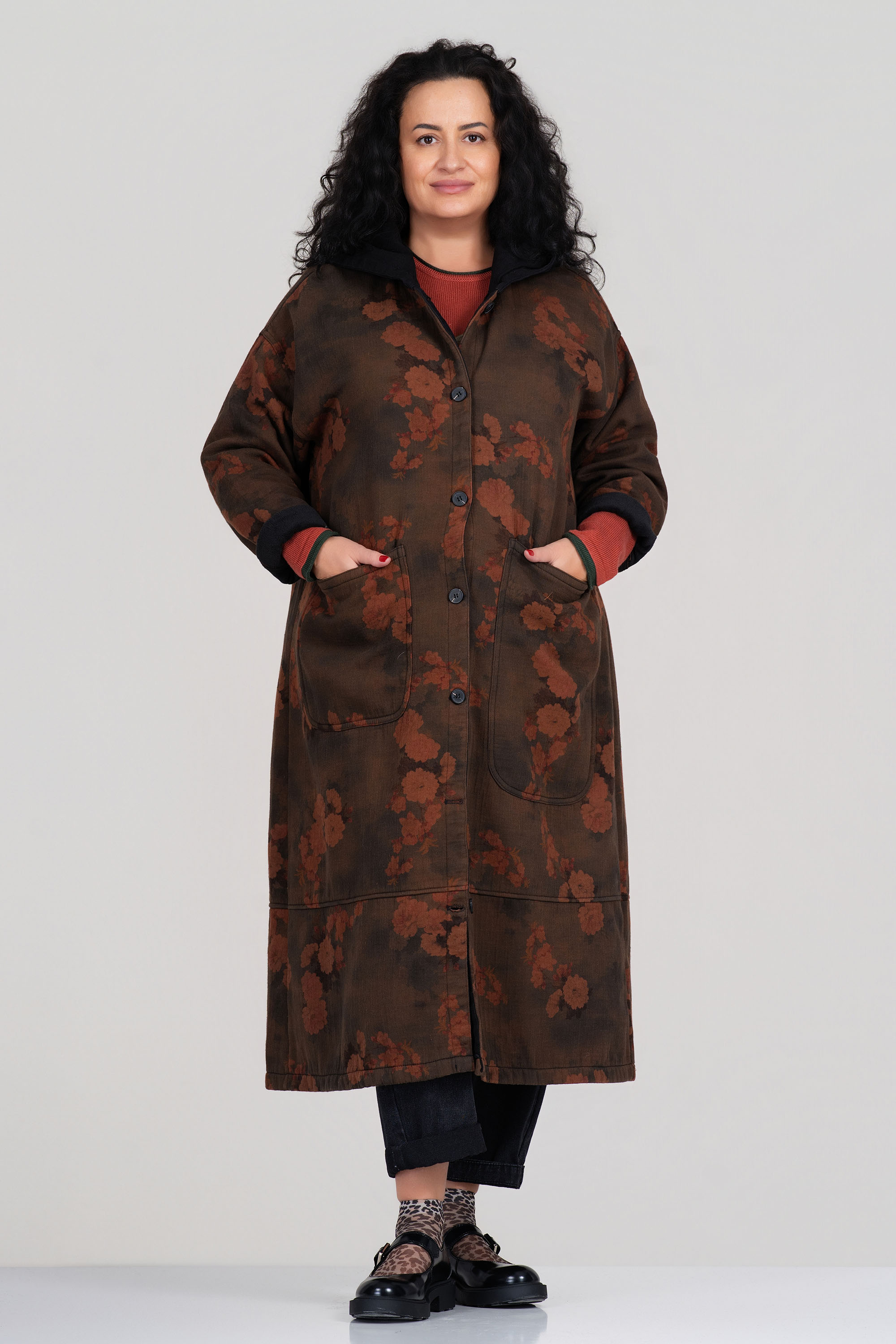 МАКСИ дълго ватирано палто в цвят милитъри с флорален принт