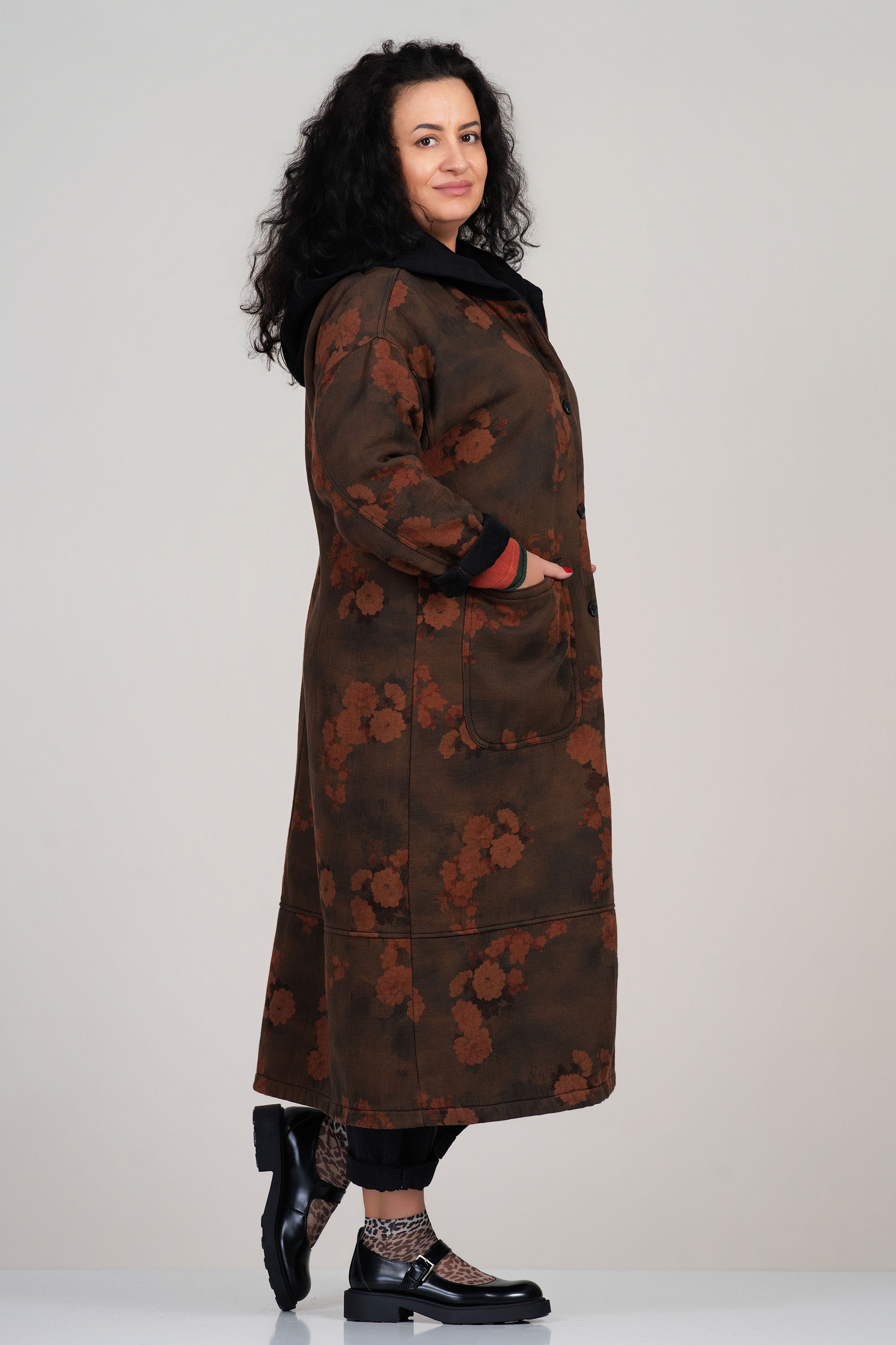 МАКСИ дълго ватирано палто в цвят милитъри с флорален принт