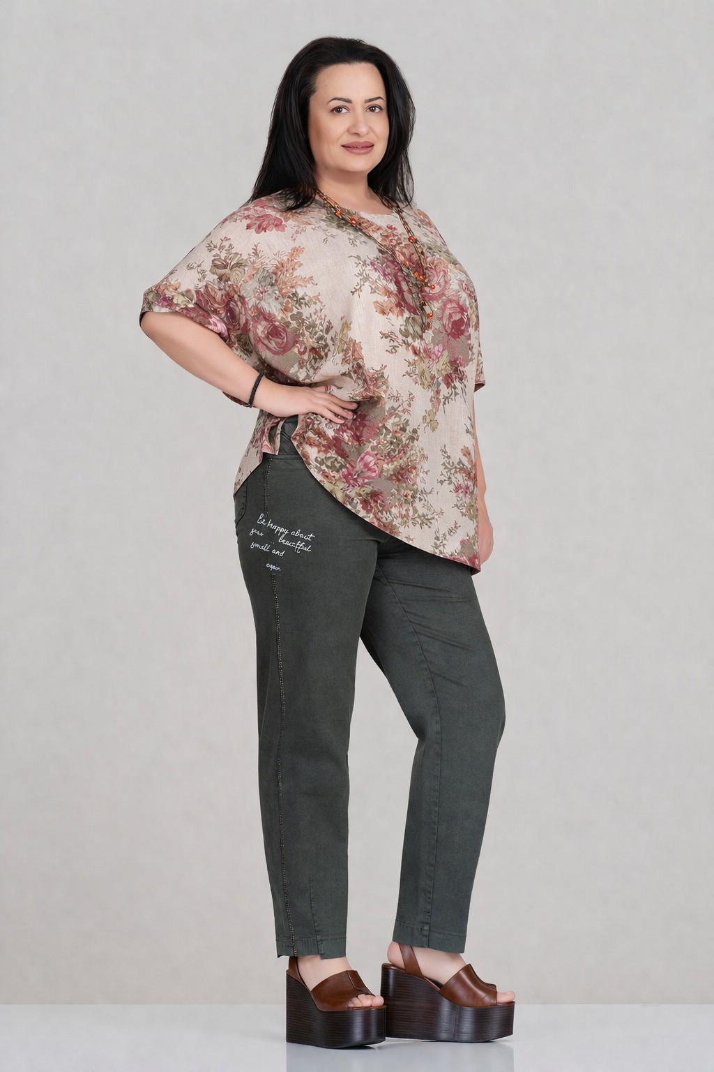 Макси дънки от памук в цвят милитъри с еластична талия и надпис и декоративни камъни