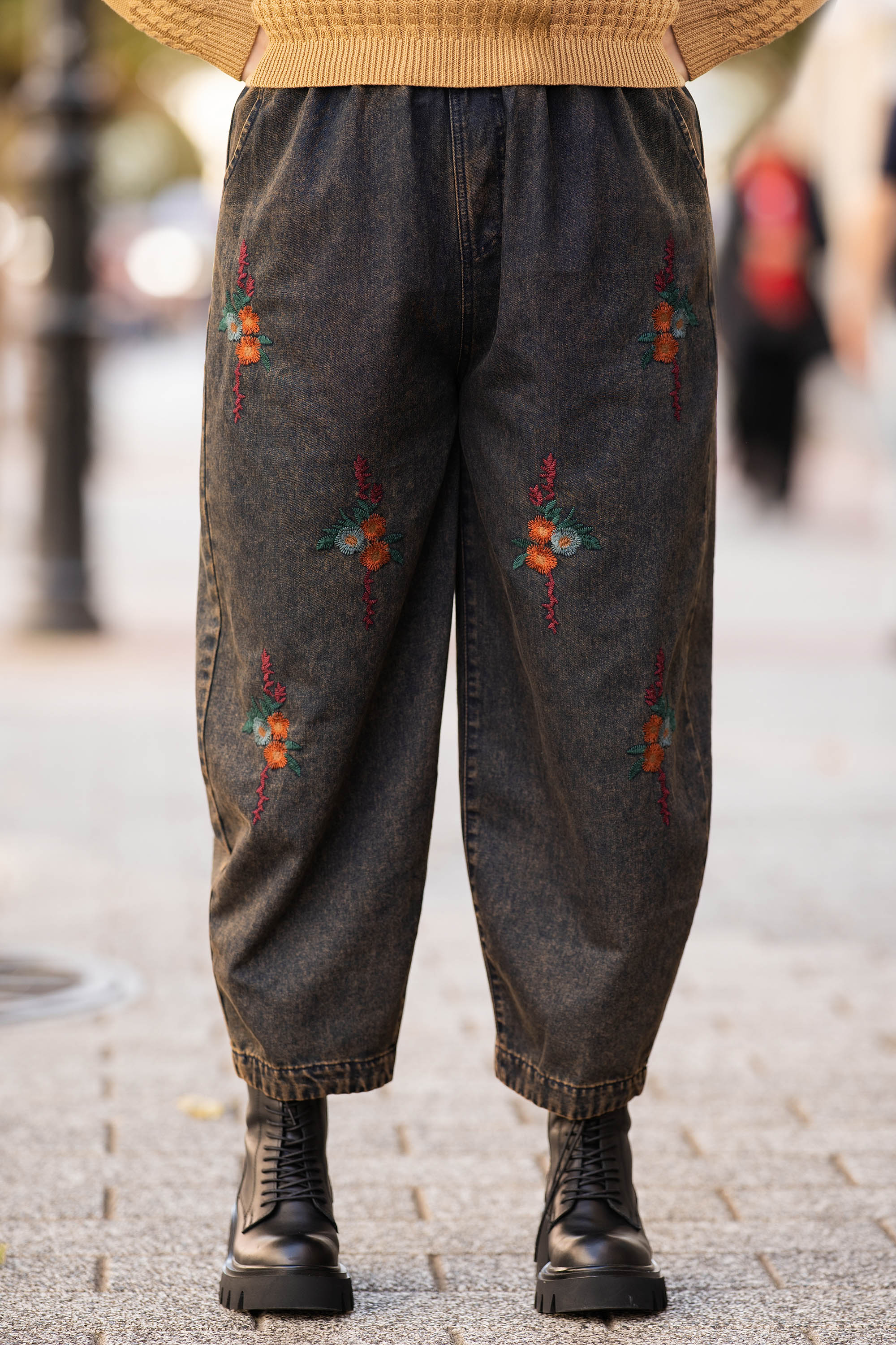 МАКСИ дънки с ластик в талията, бродирани цветя и винтидж ефект