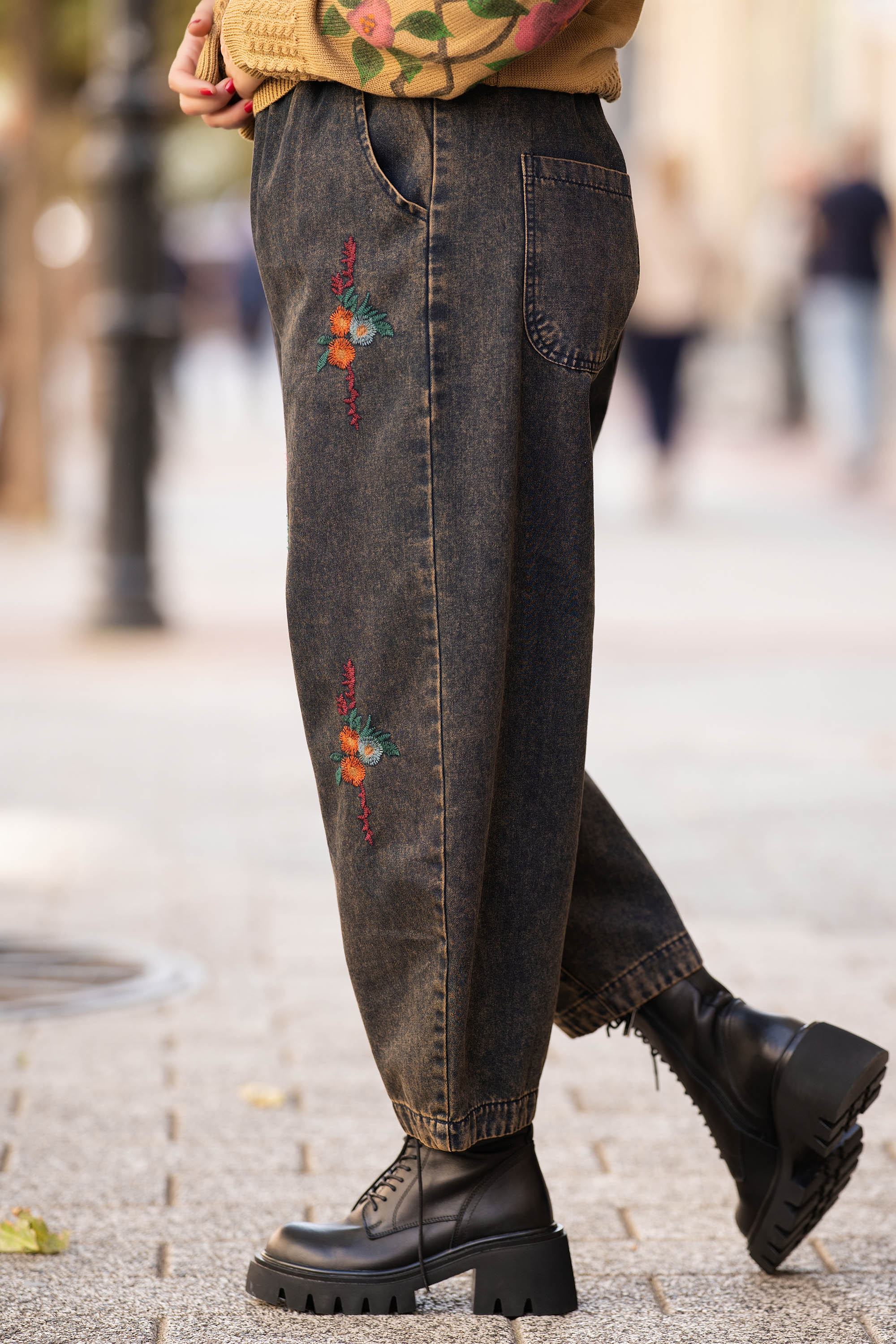 МАКСИ дънки с ластик в талията, бродирани цветя и винтидж ефект