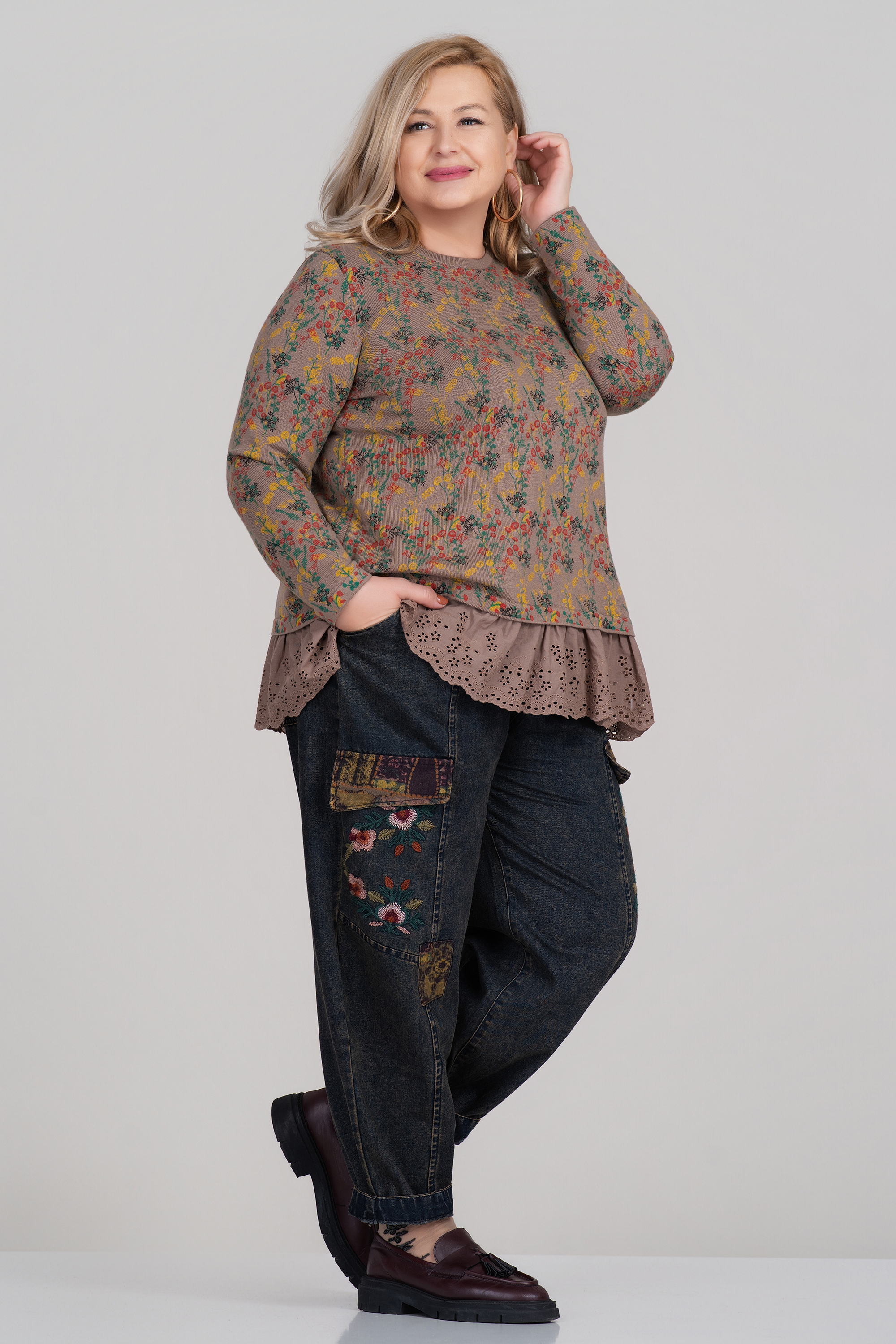 МАКСИ дънки с ластик в талията и цветни декоративни капаци