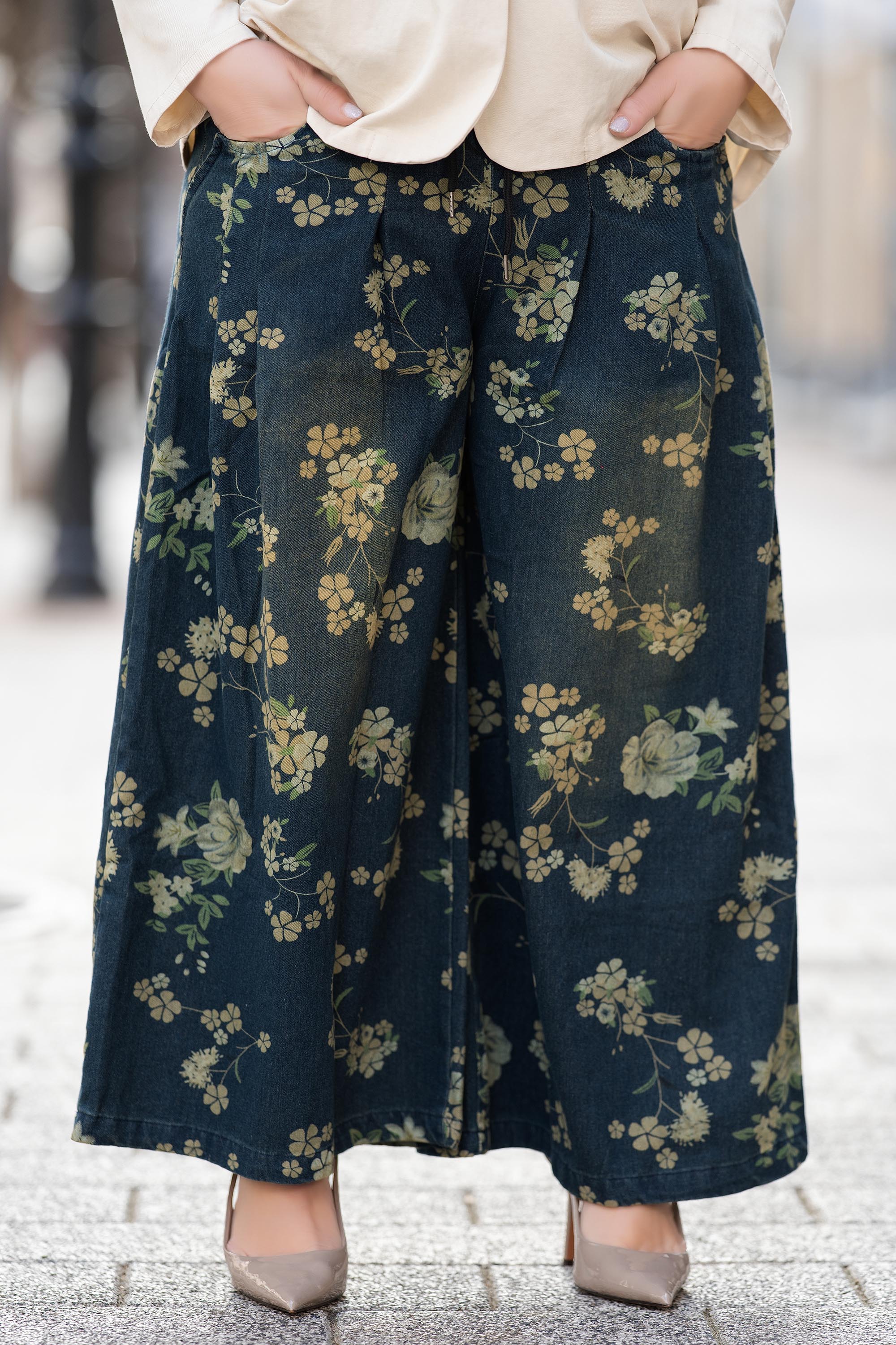 МАКСИ дънки с широк крачол в тъмносиньо с ластик в талията и принт цветя и детелинки