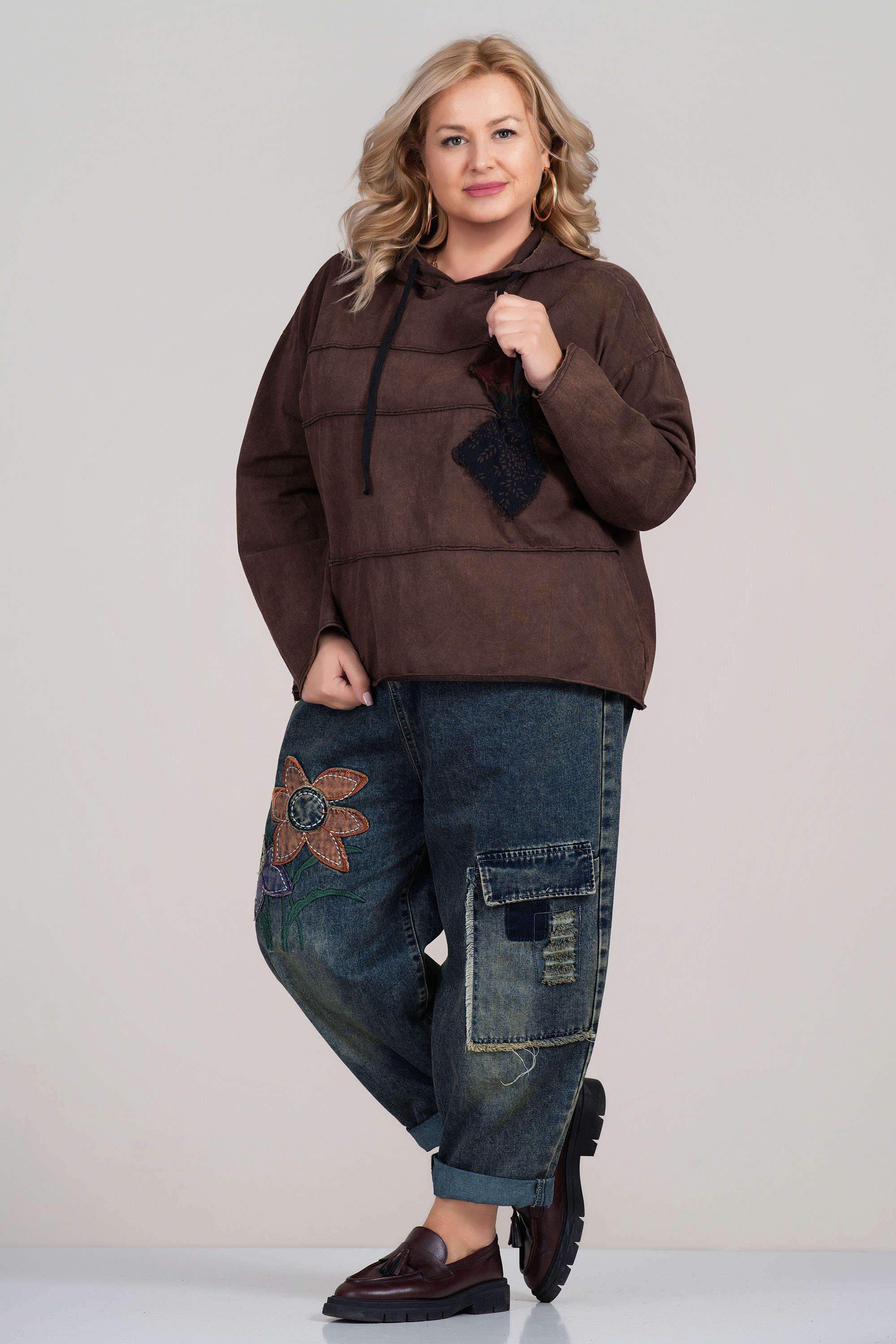 МАКСИ дънки със свободна кройка и апликирани цветя