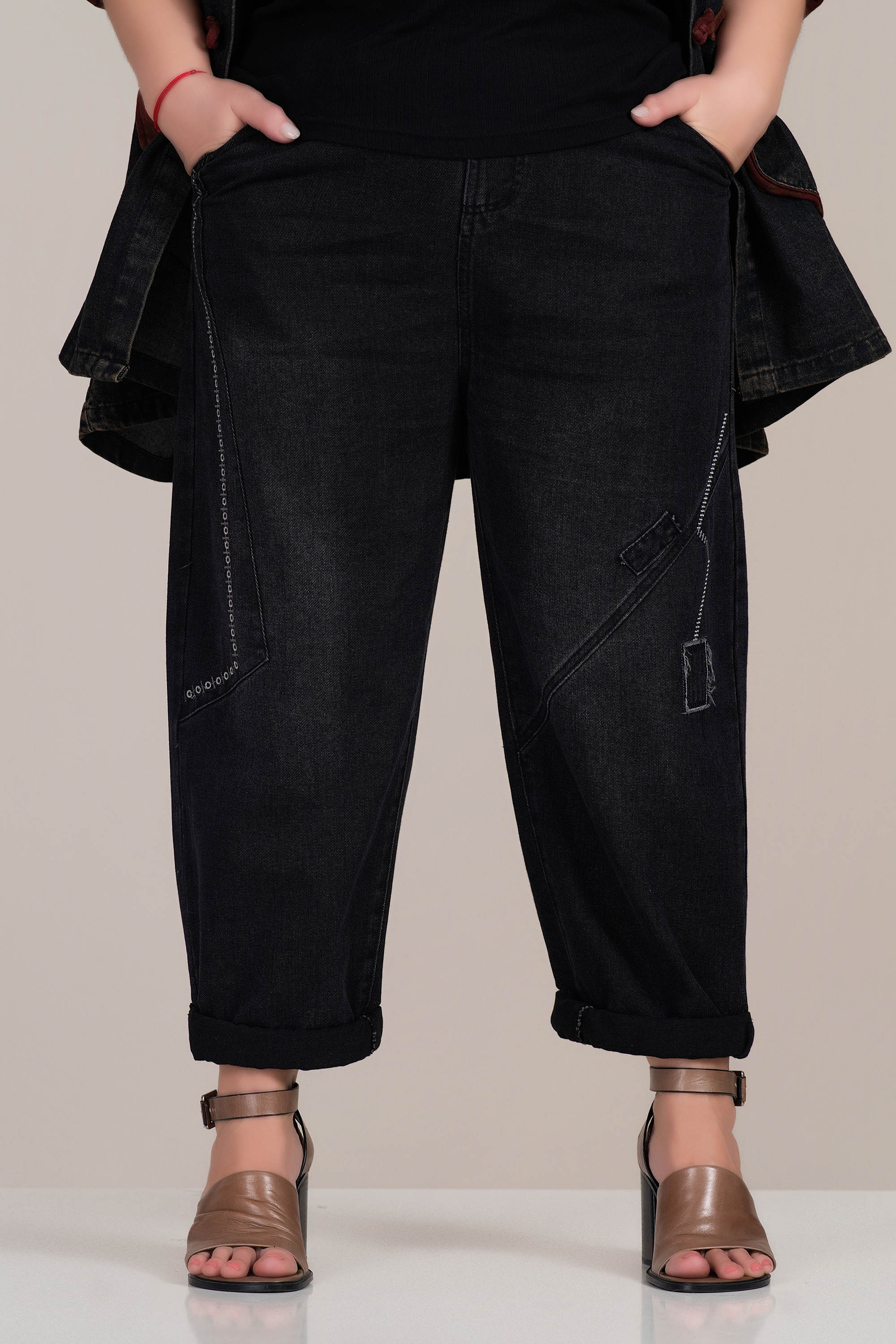 Макси дънки в черен деним с бродерия и декоративни шевове