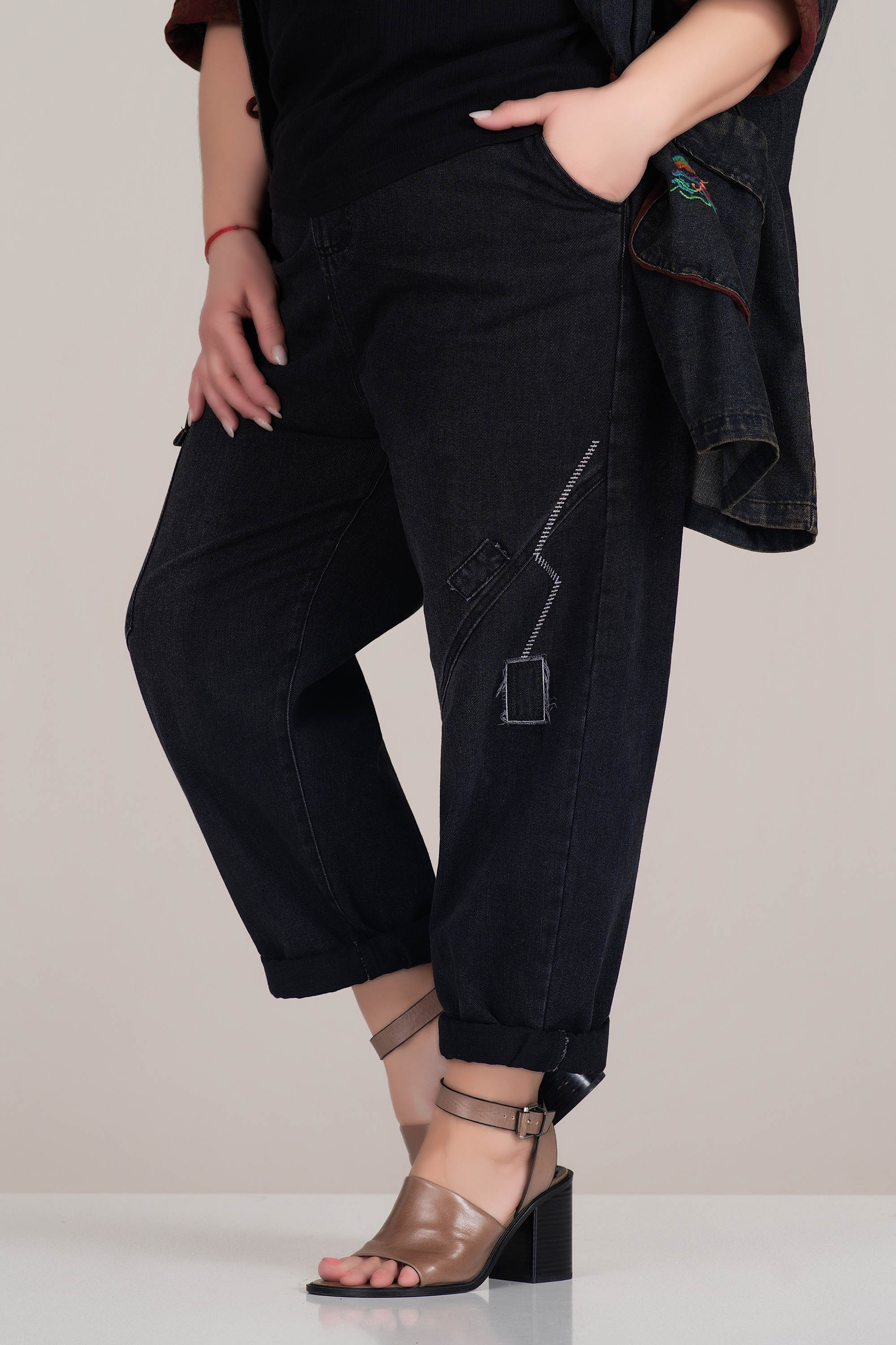 Макси дънки в черен деним с бродерия и декоративни шевове