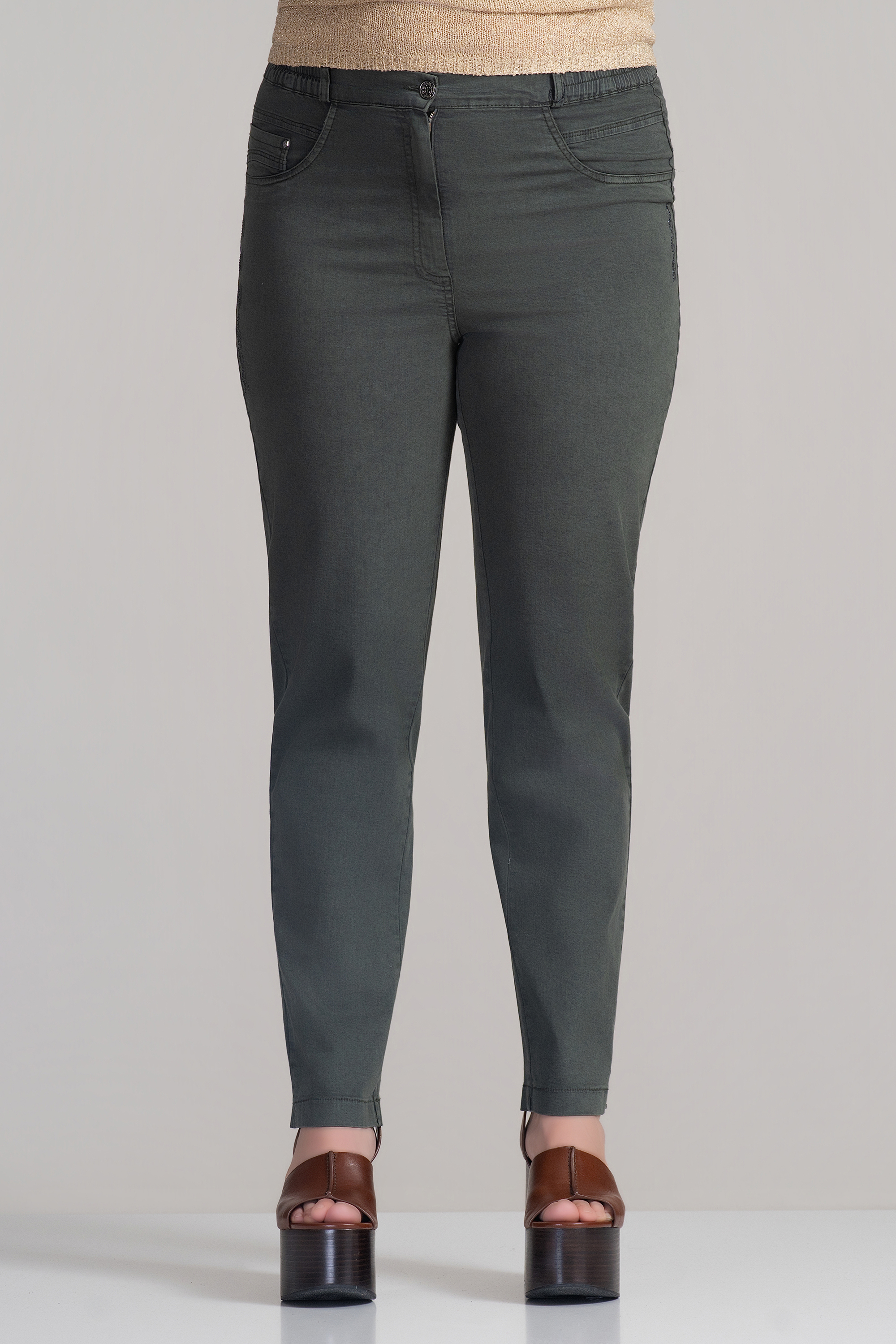 Макси дънки в цвят милитъри с бродиран надпис и страничен ластик в талията