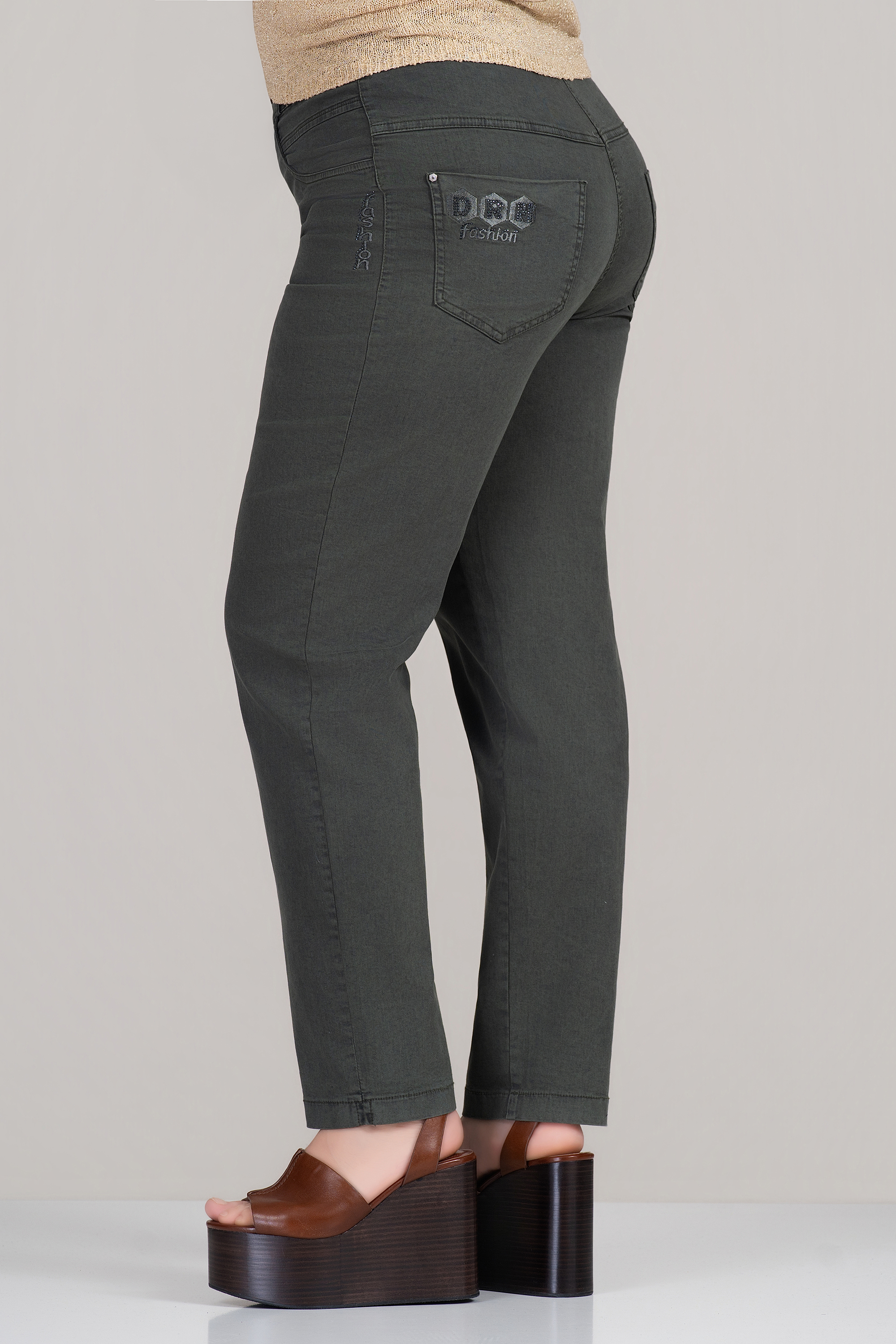 Макси дънки в цвят милитъри с бродиран надпис и страничен ластик в талията