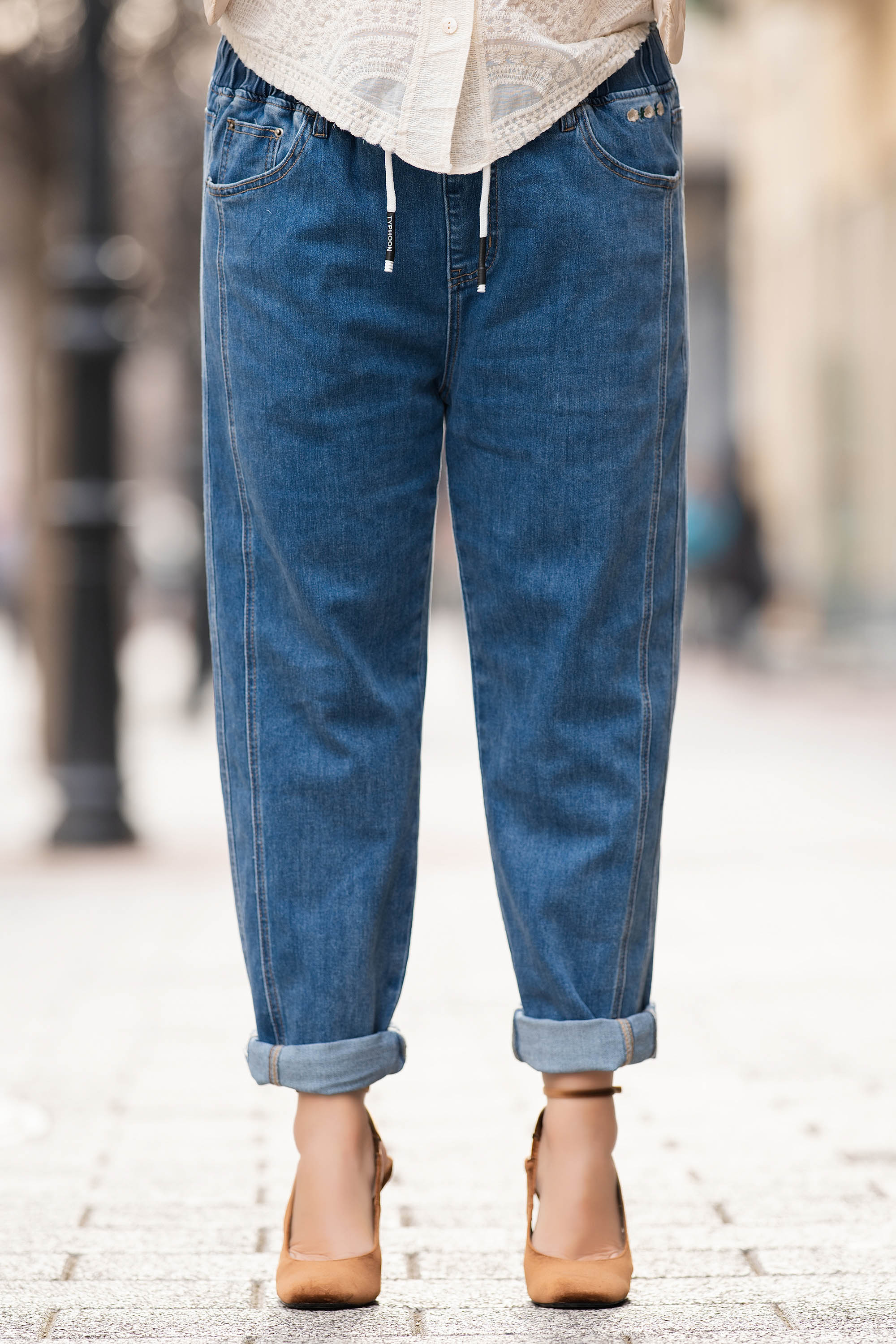 МАКСИ дънки в синьо с двоен страничен кант и малка флорална бродерия