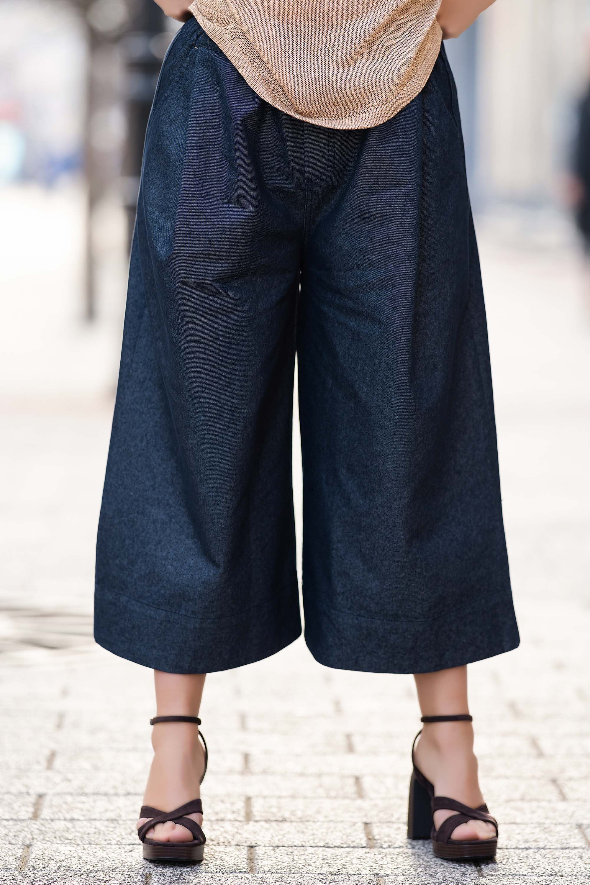 Макси дънки в тъмносиньо с широк крачол и еластична талия