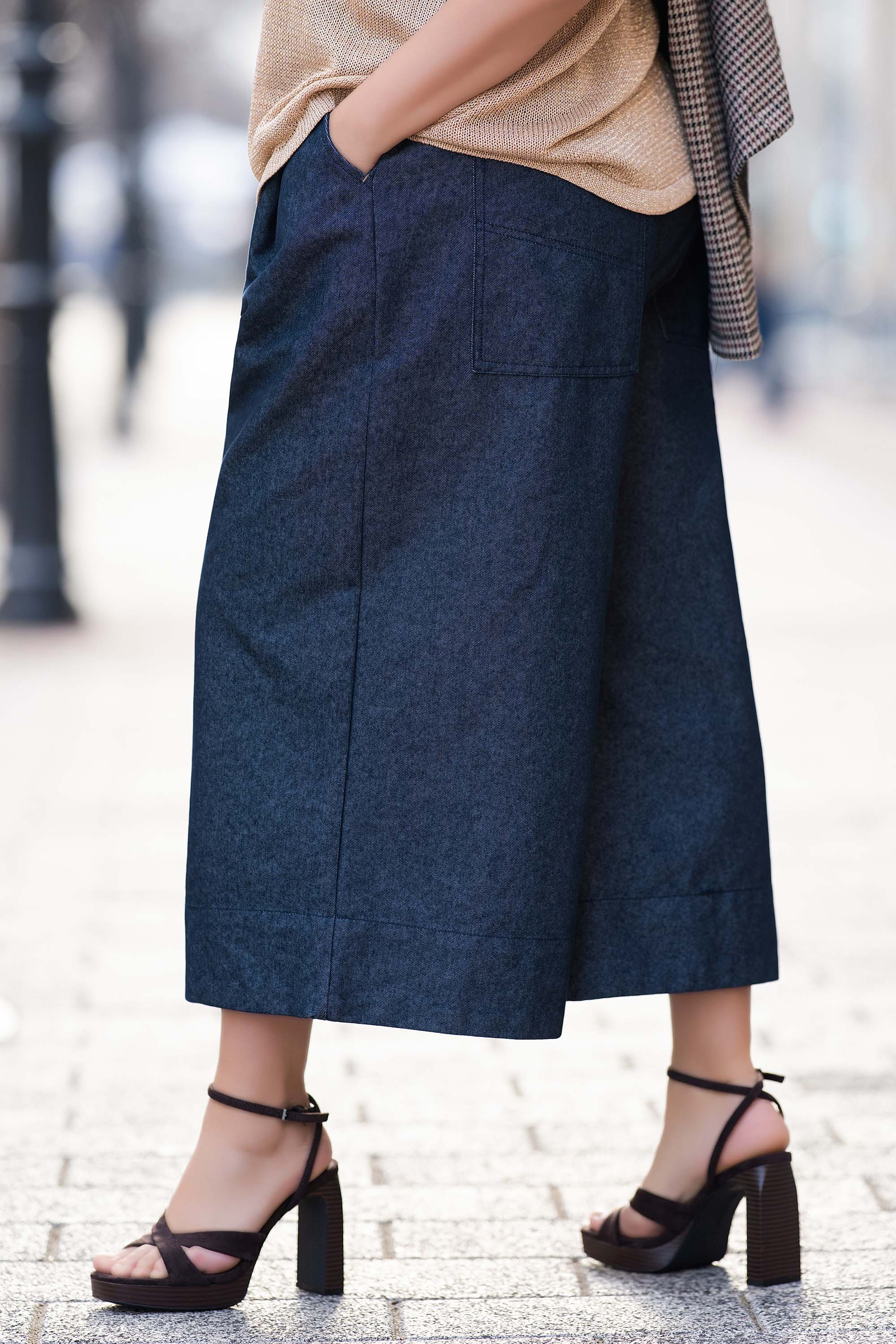 Макси дънки в тъмносиньо с широк крачол и еластична талия