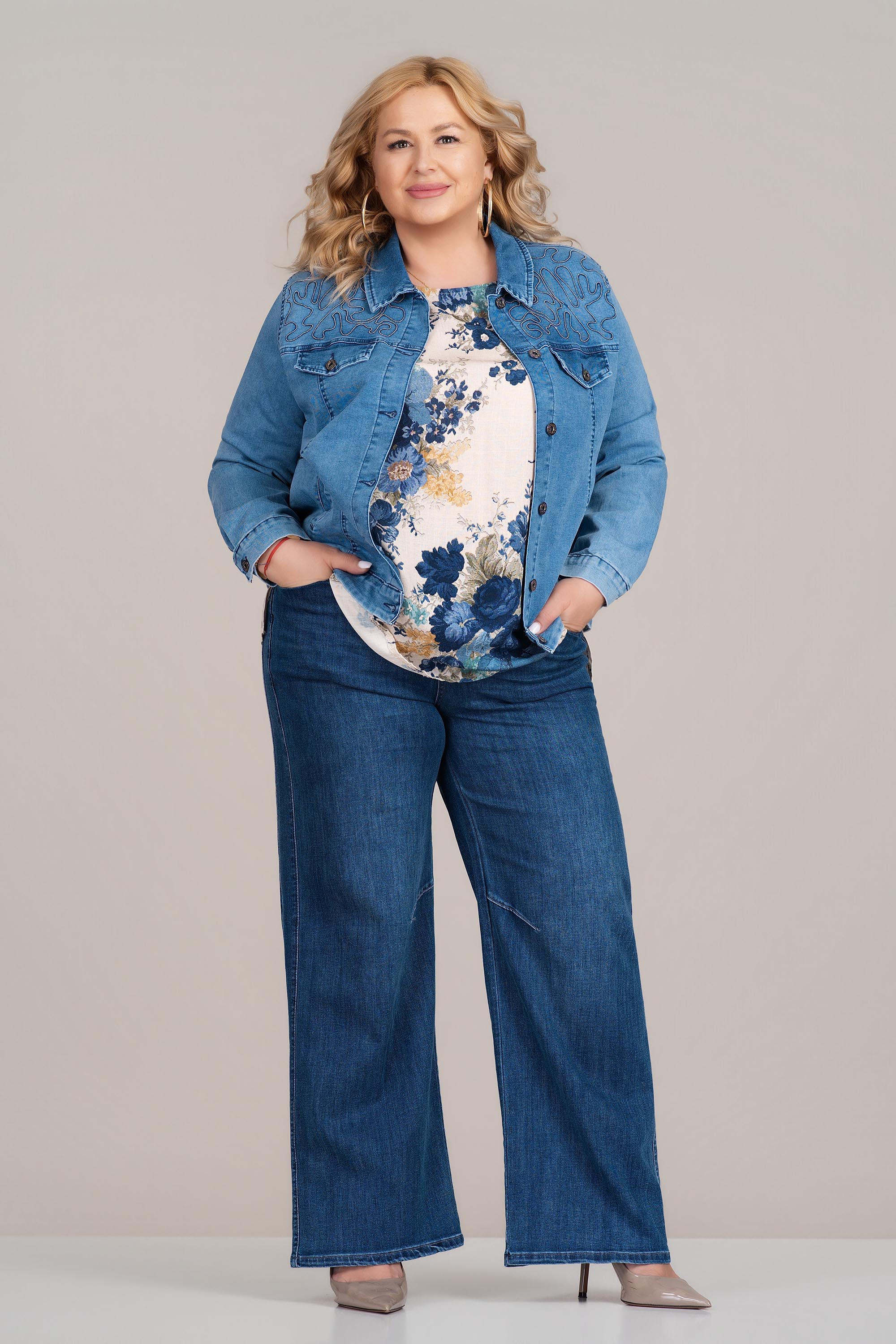 Макси дънково яке в синьо със декоративни сребристи елементи