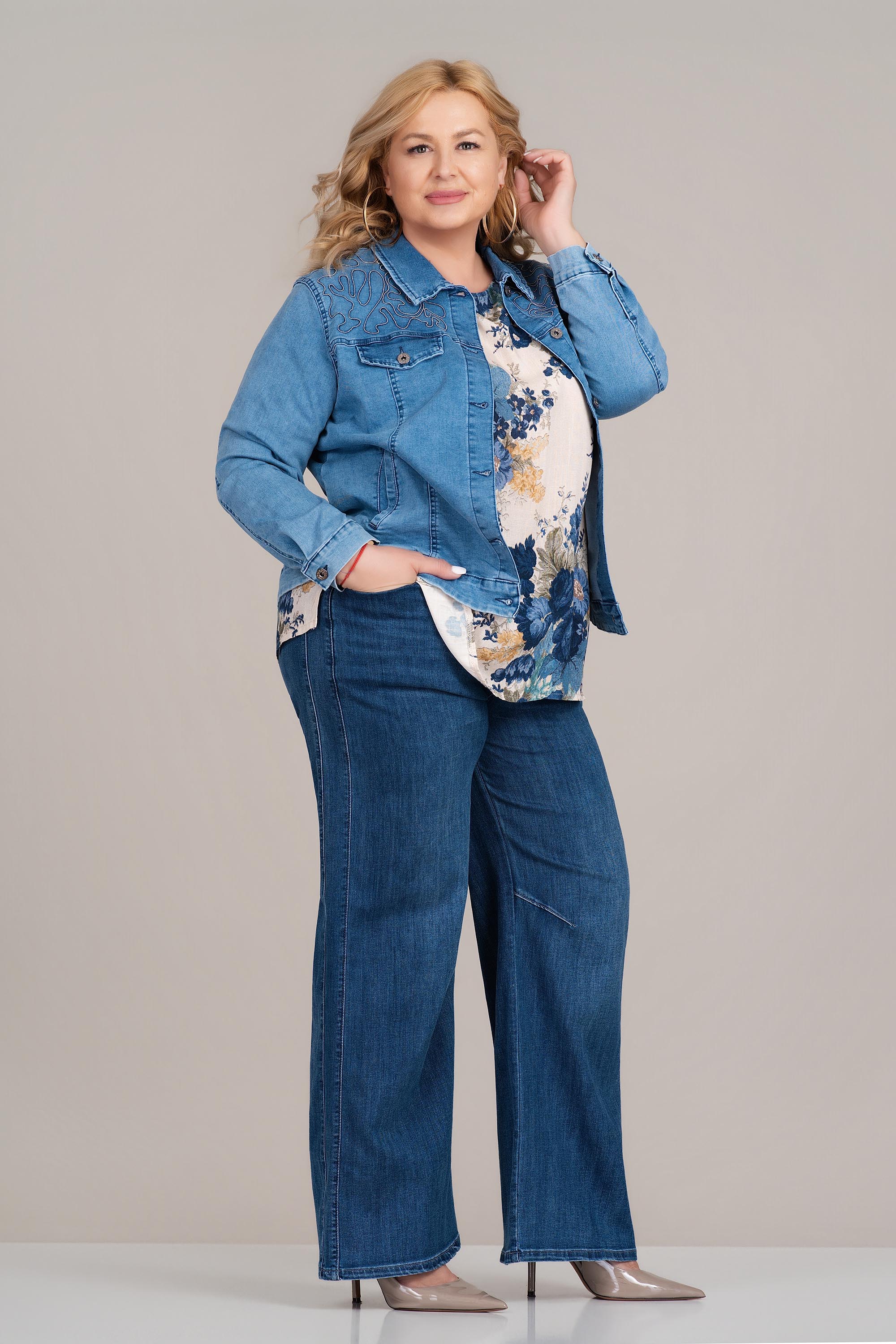 Макси дънково яке в синьо със декоративни сребристи елементи