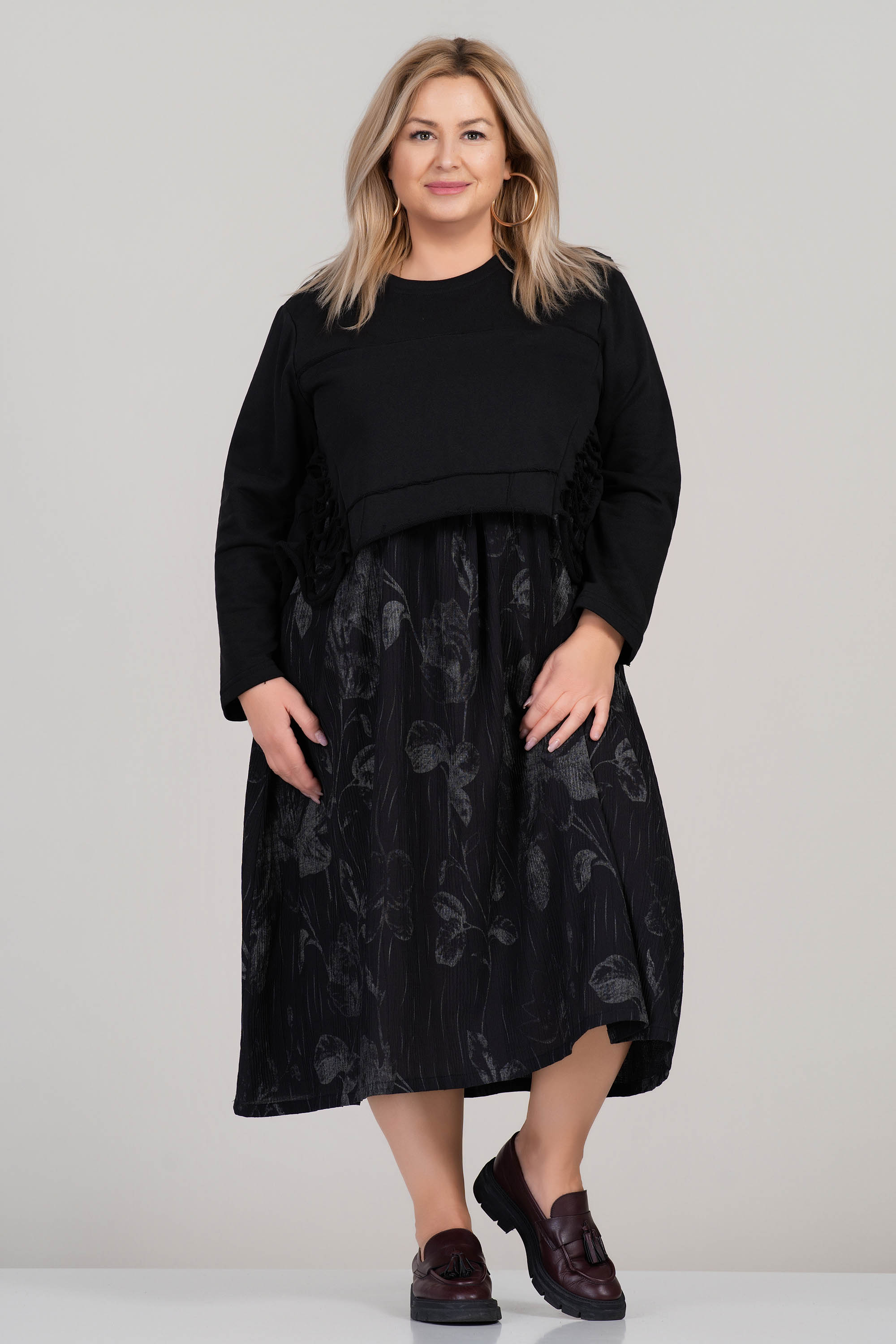 МАКСИ екстравагантна черна рокля със сив флорален принт