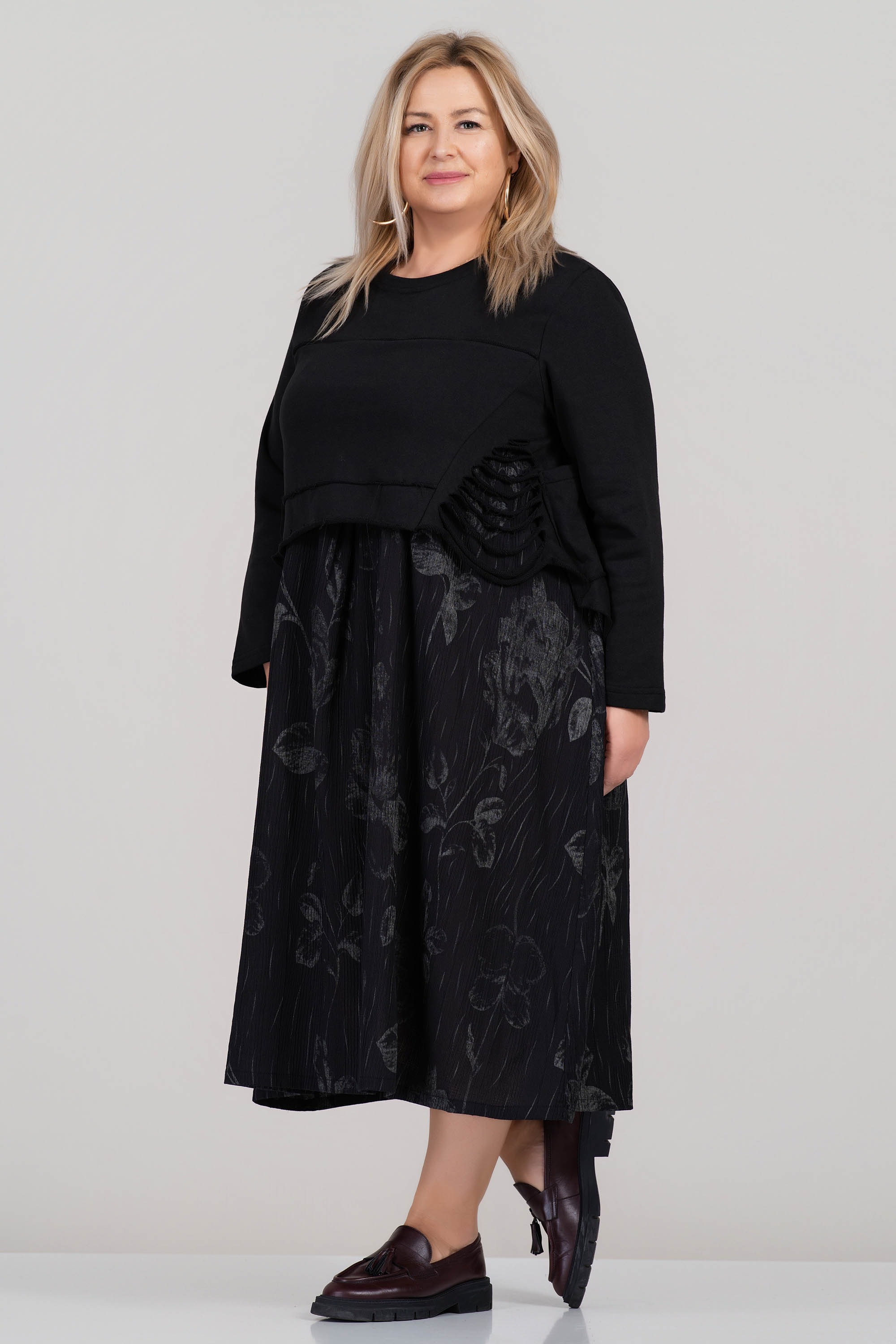 МАКСИ екстравагантна черна рокля със сив флорален принт