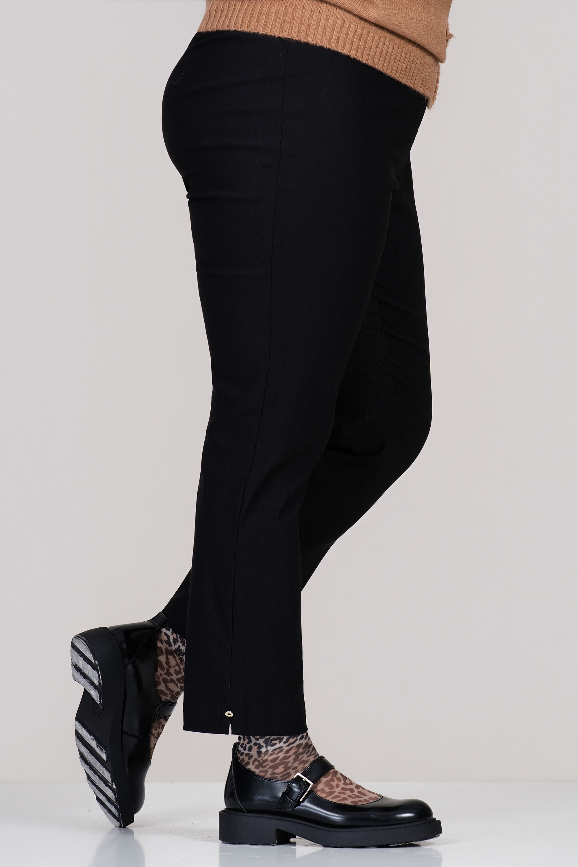 МАКСИ еластичен панталон в черно по тялото