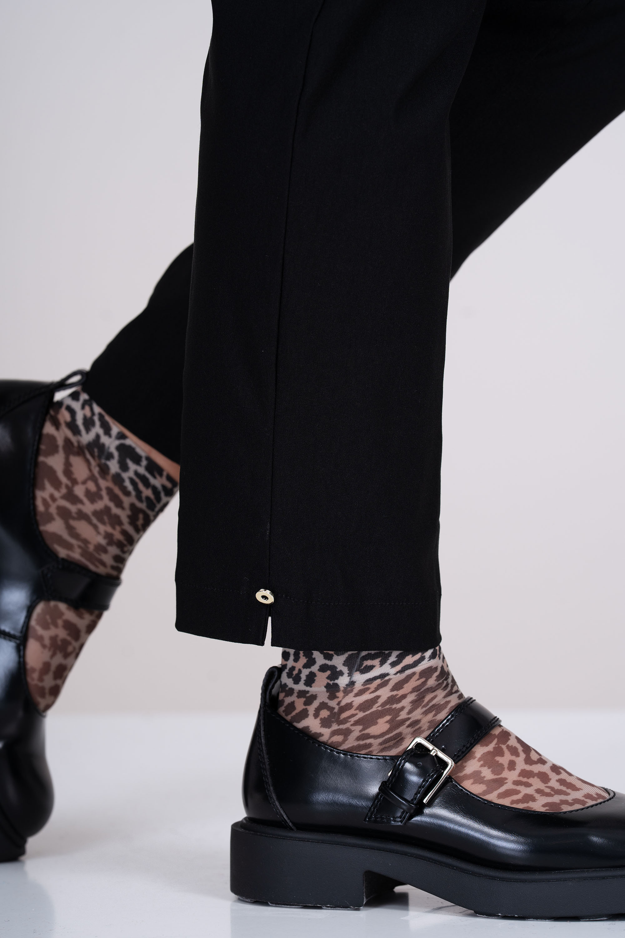 МАКСИ еластичен панталон в черно по тялото