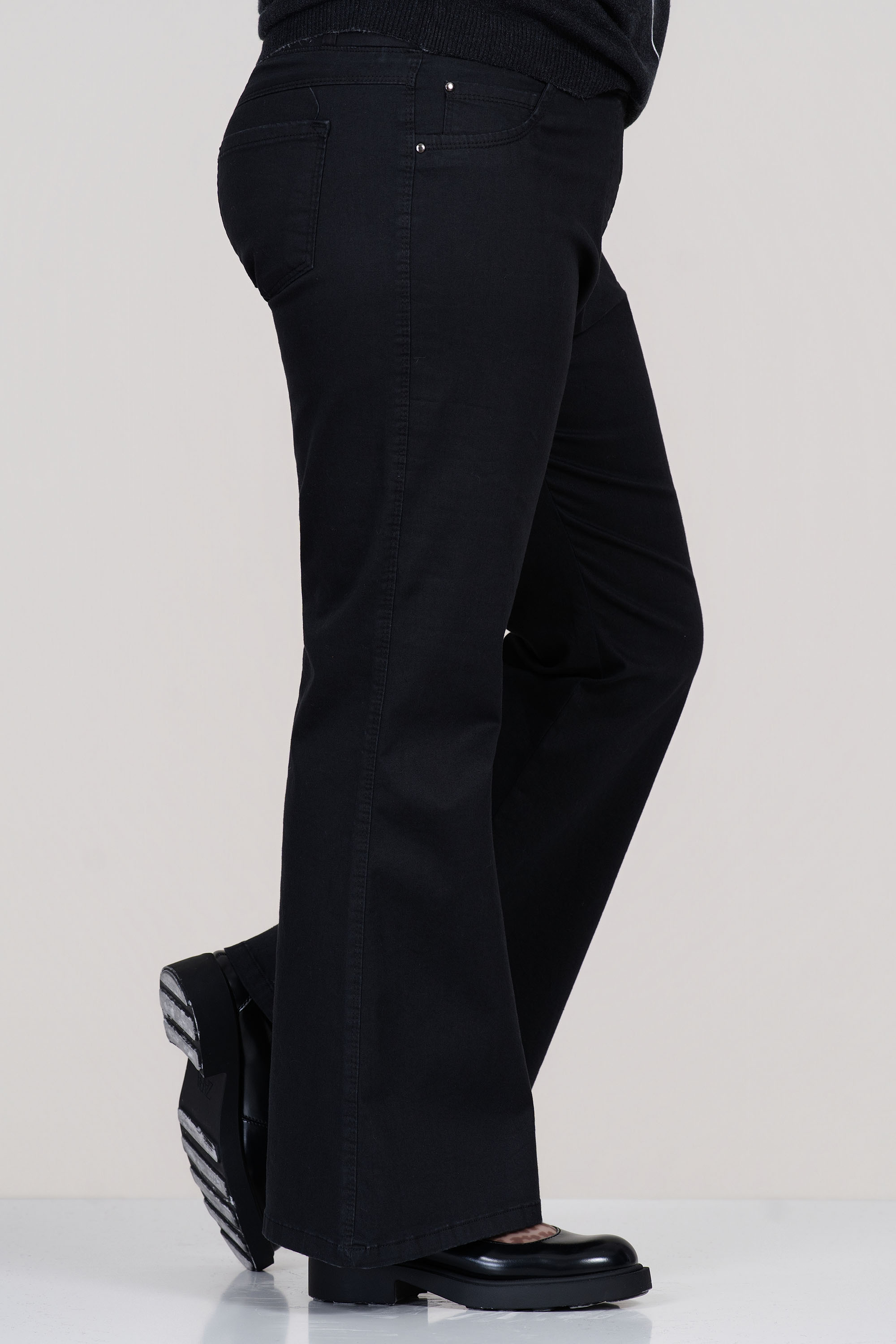 МАКСИ еластичен панталон в черно тип чарлстон