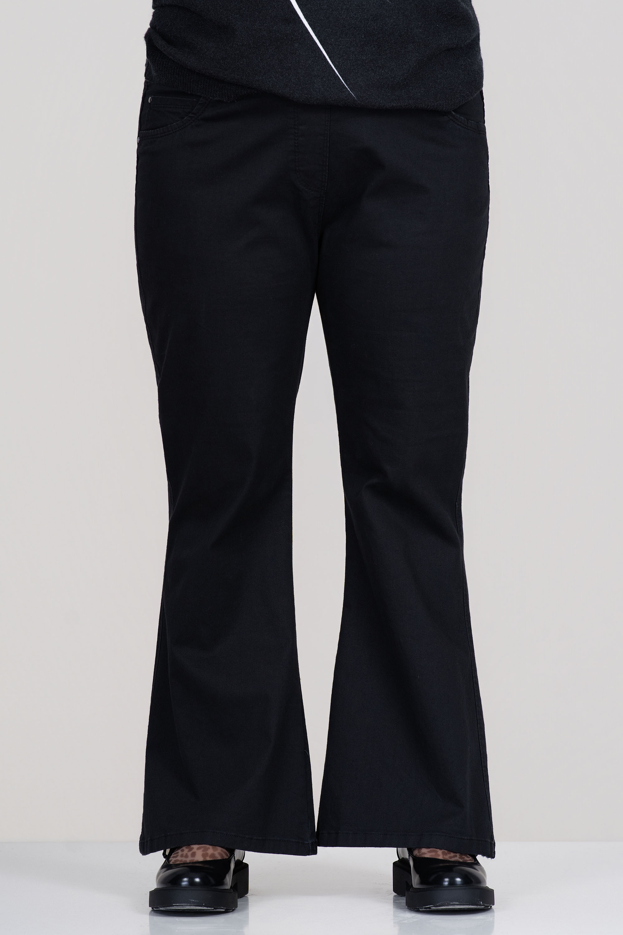 МАКСИ еластичен панталон в черно тип чарлстон