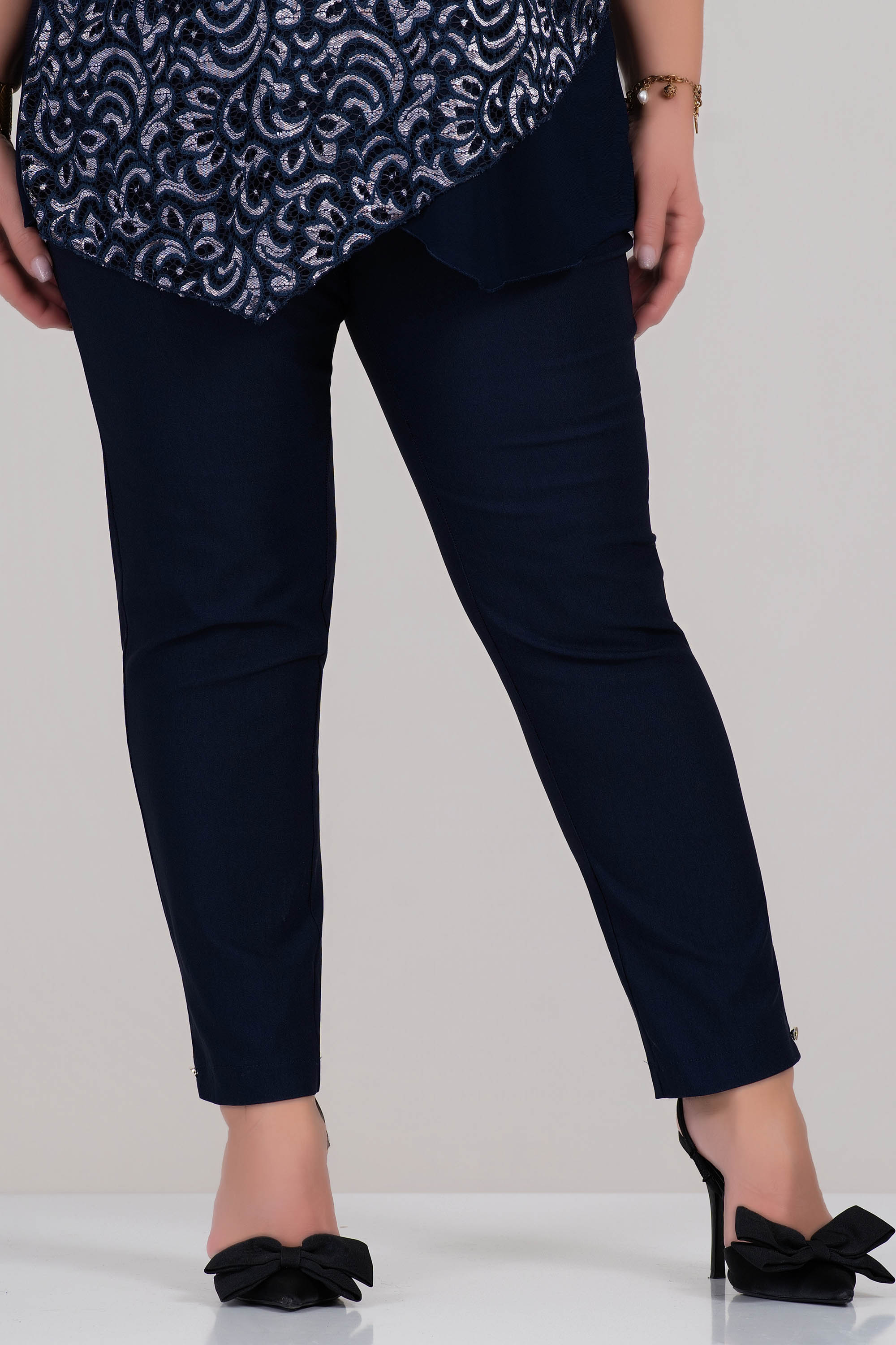 МАКСИ еластичен панталон в тъмносиньо по тялото