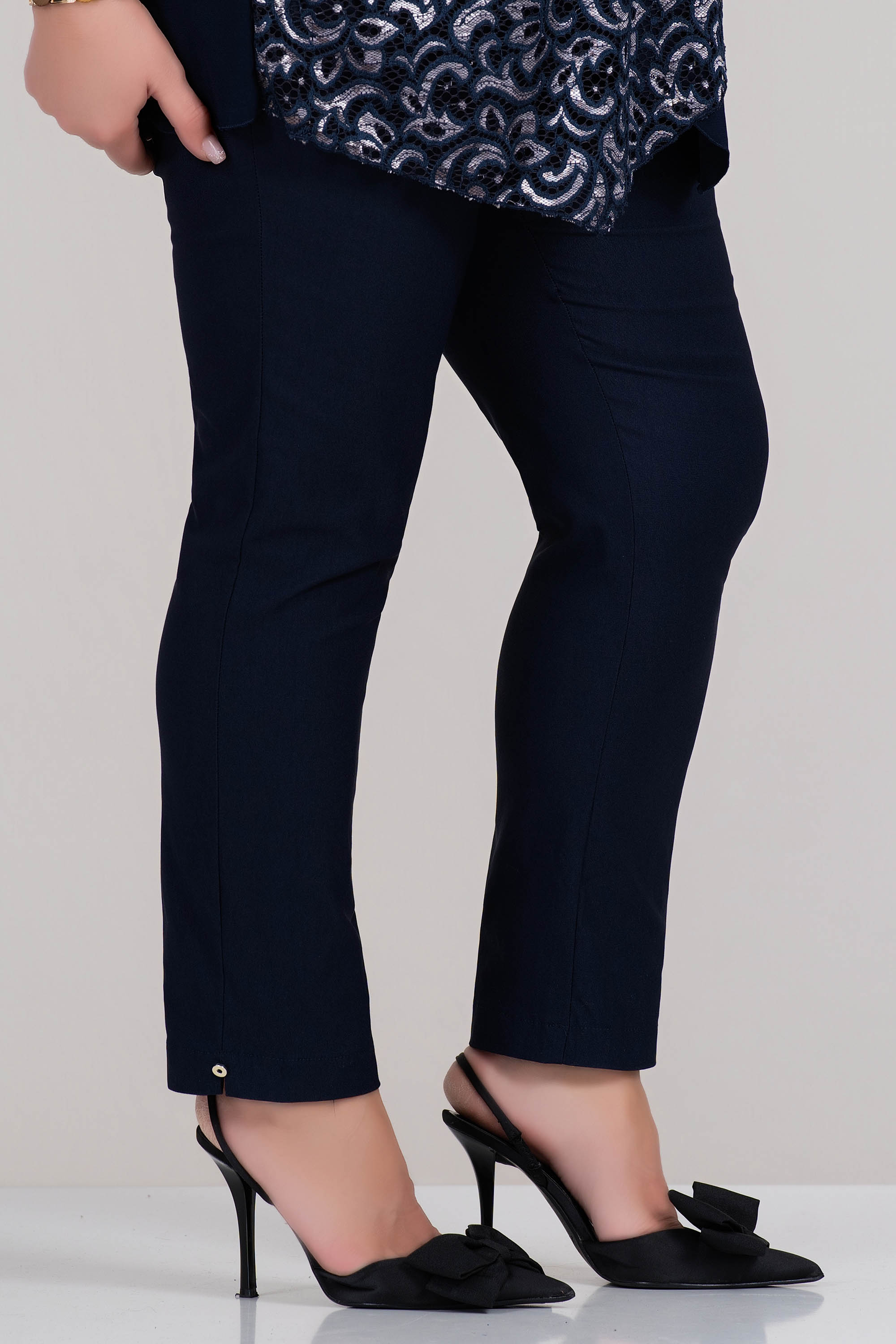 МАКСИ еластичен панталон в тъмносиньо по тялото