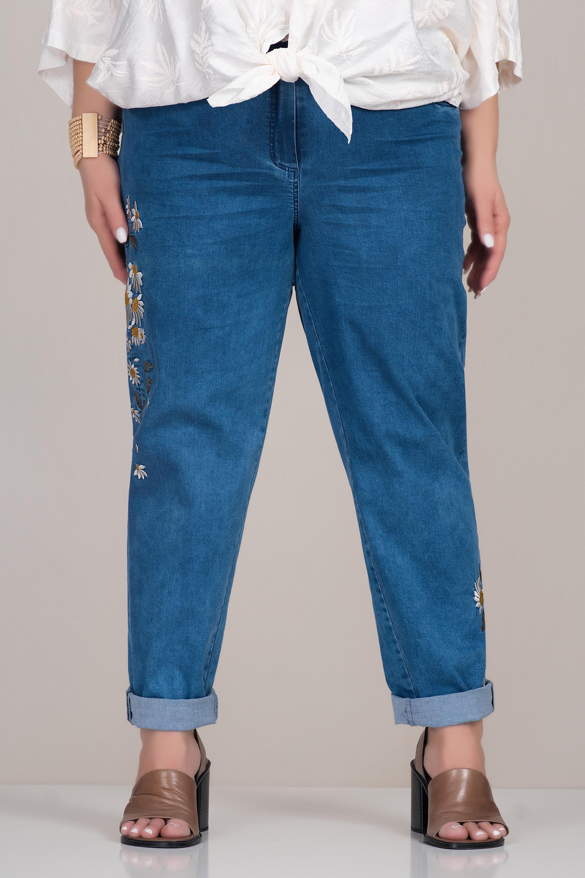 МАКСИ еластични дънки с бродирани маргаритки