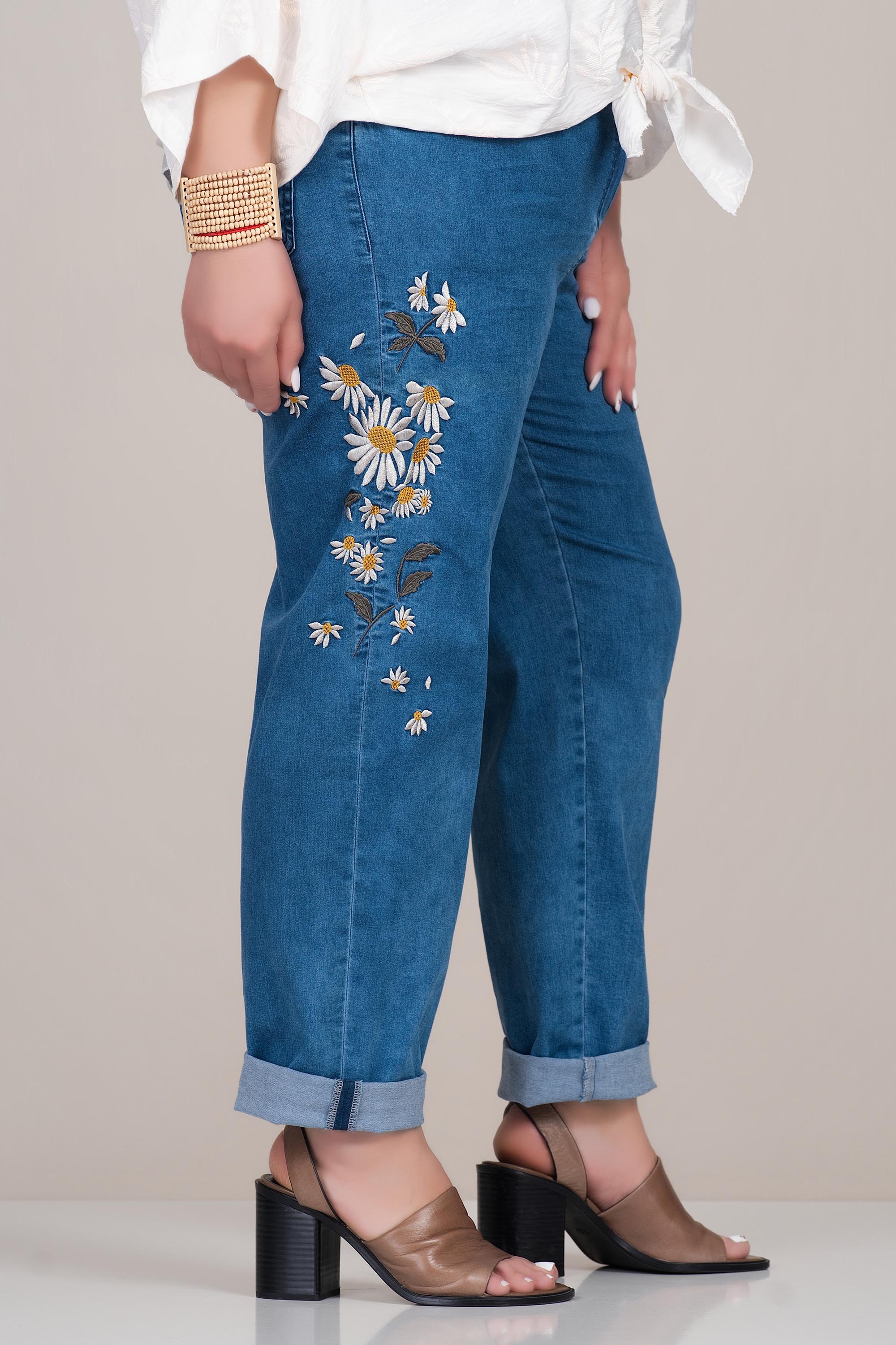 МАКСИ еластични дънки с бродирани маргаритки