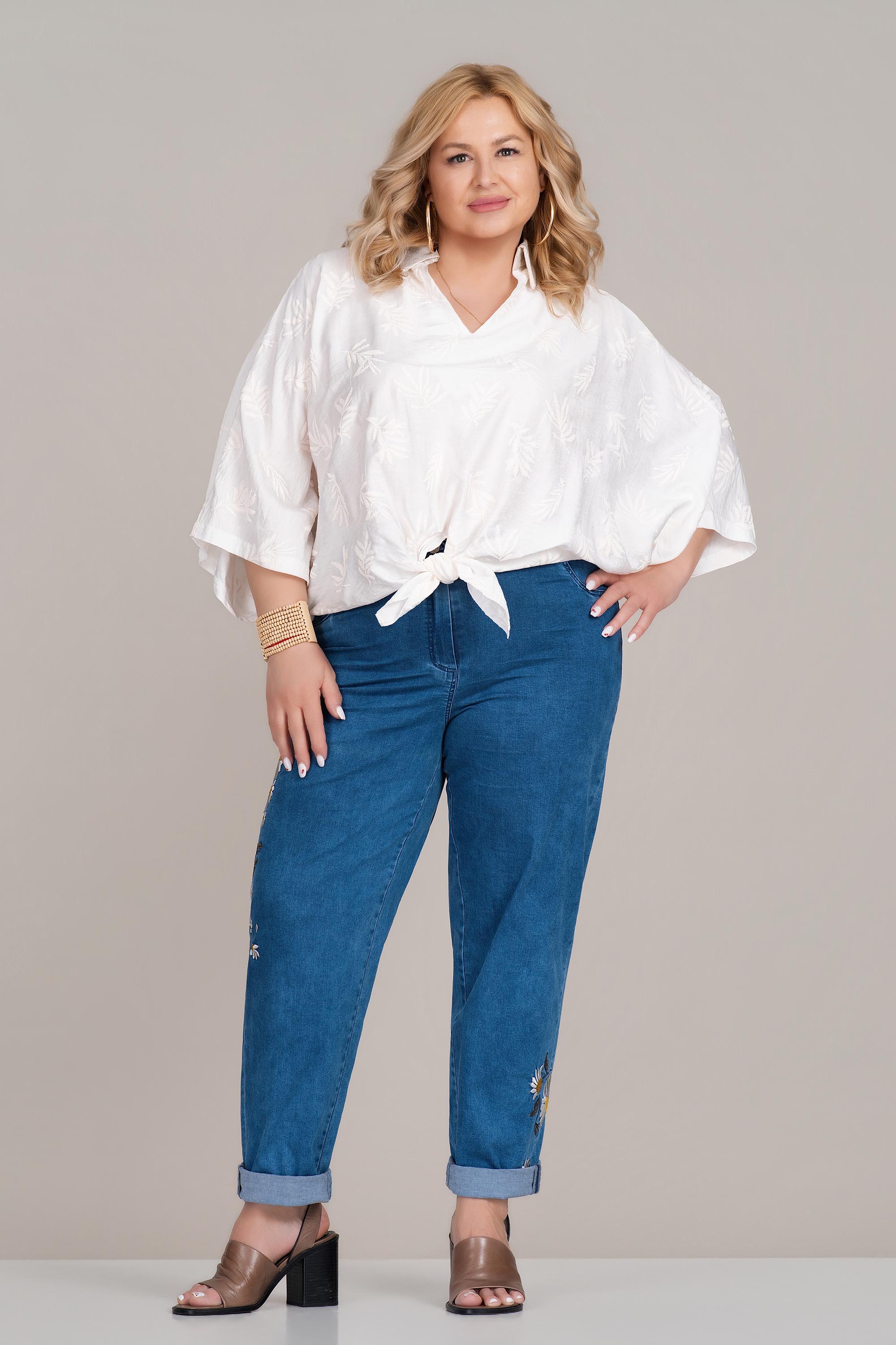 МАКСИ еластични дънки с бродирани маргаритки