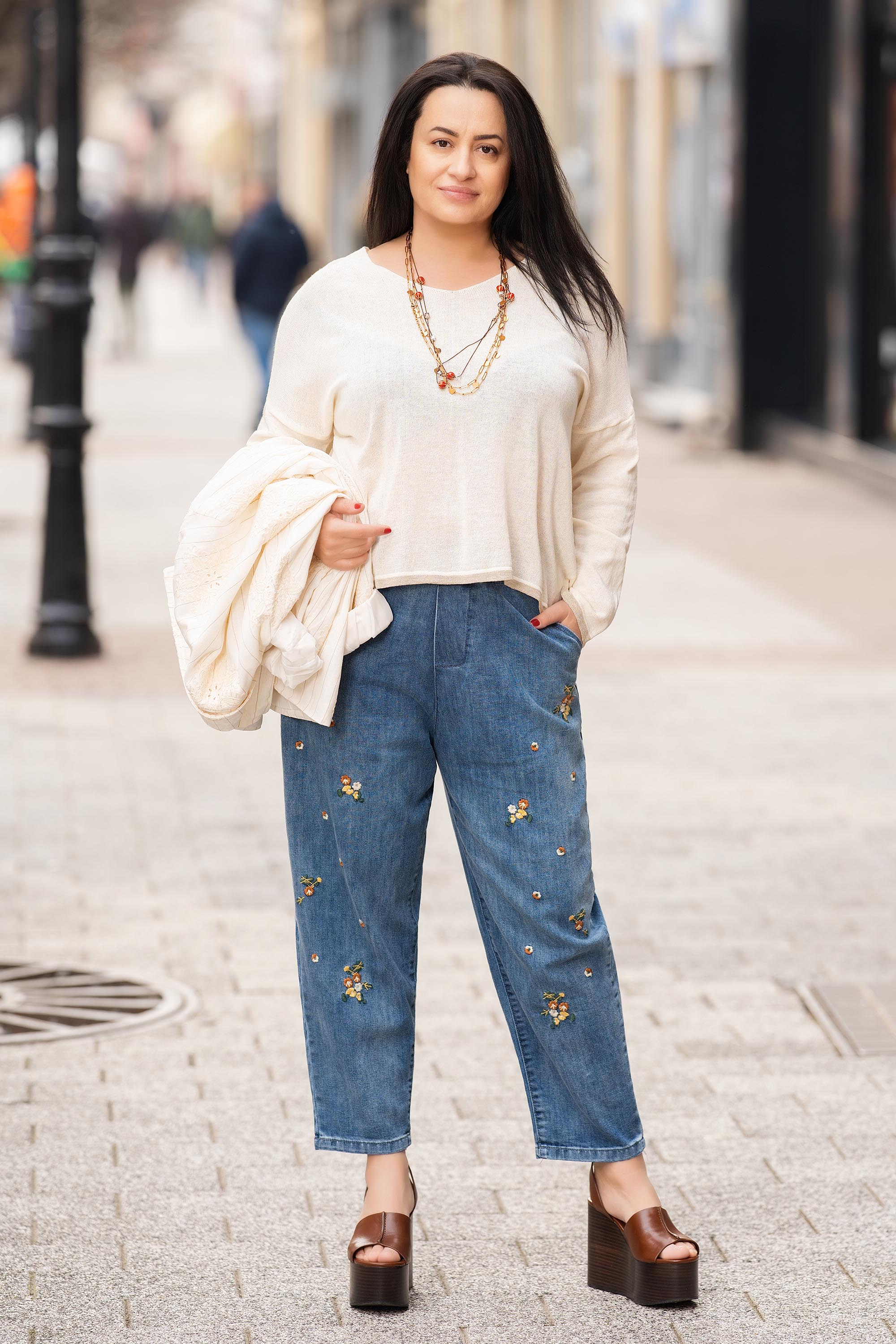 МАКСИ еластични дънки в синьо с флорална бродерия и ластик в талията