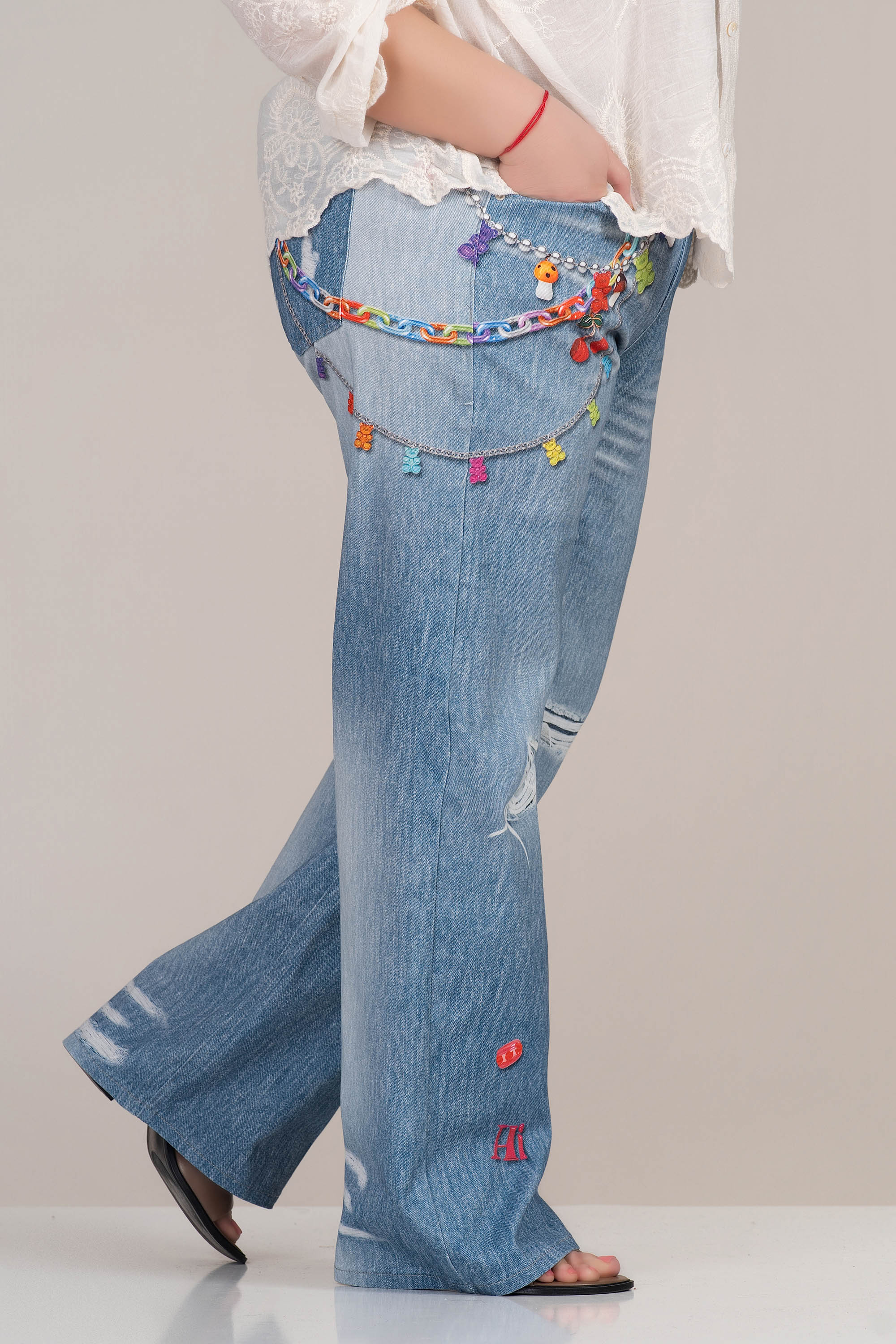 МАКСИ еластични дънки в синьо с щамповани ефекти и модерна визия