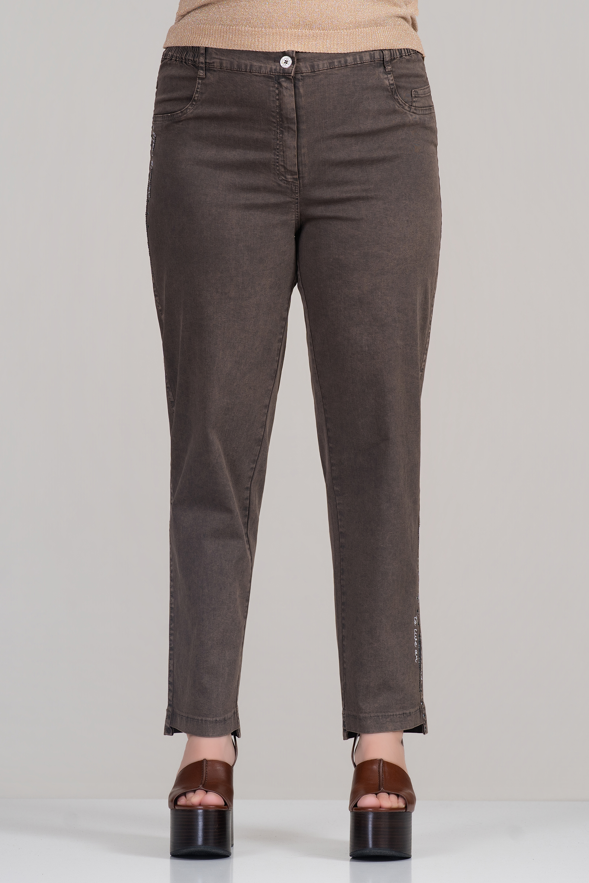 Макси еластични кафяви дънки с декоративни надписи с камъни