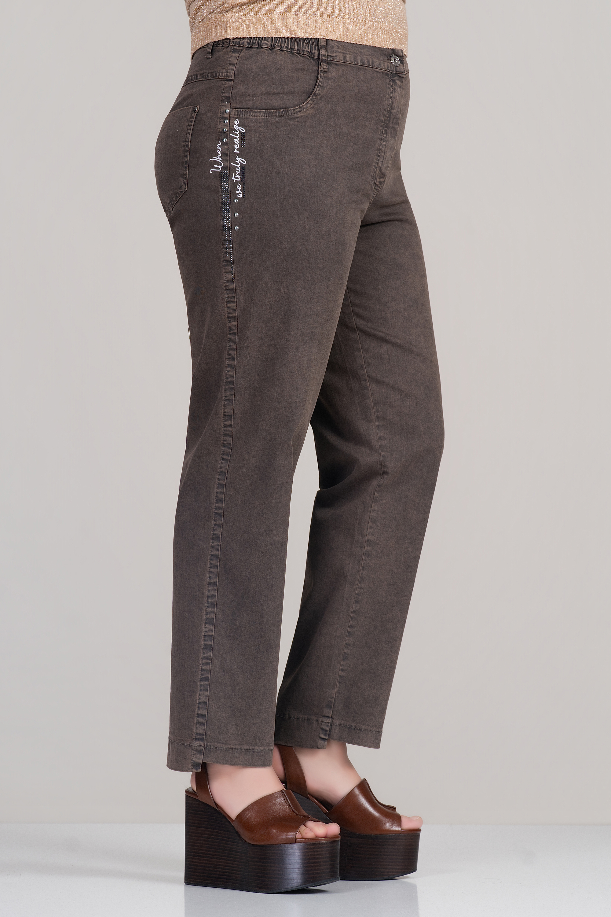 Макси еластични кафяви дънки с декоративни надписи с камъни