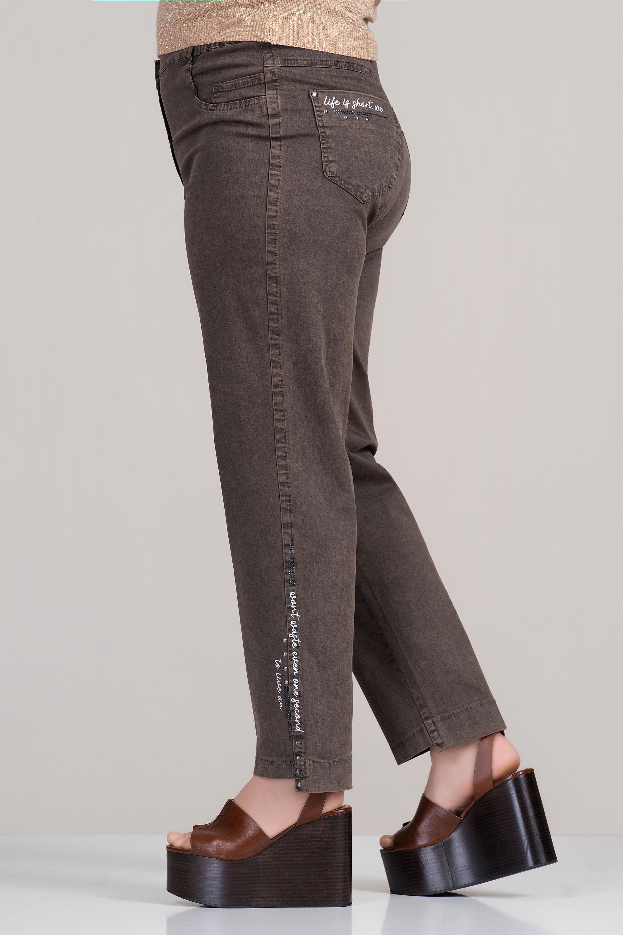 Макси еластични кафяви дънки с декоративни надписи с камъни