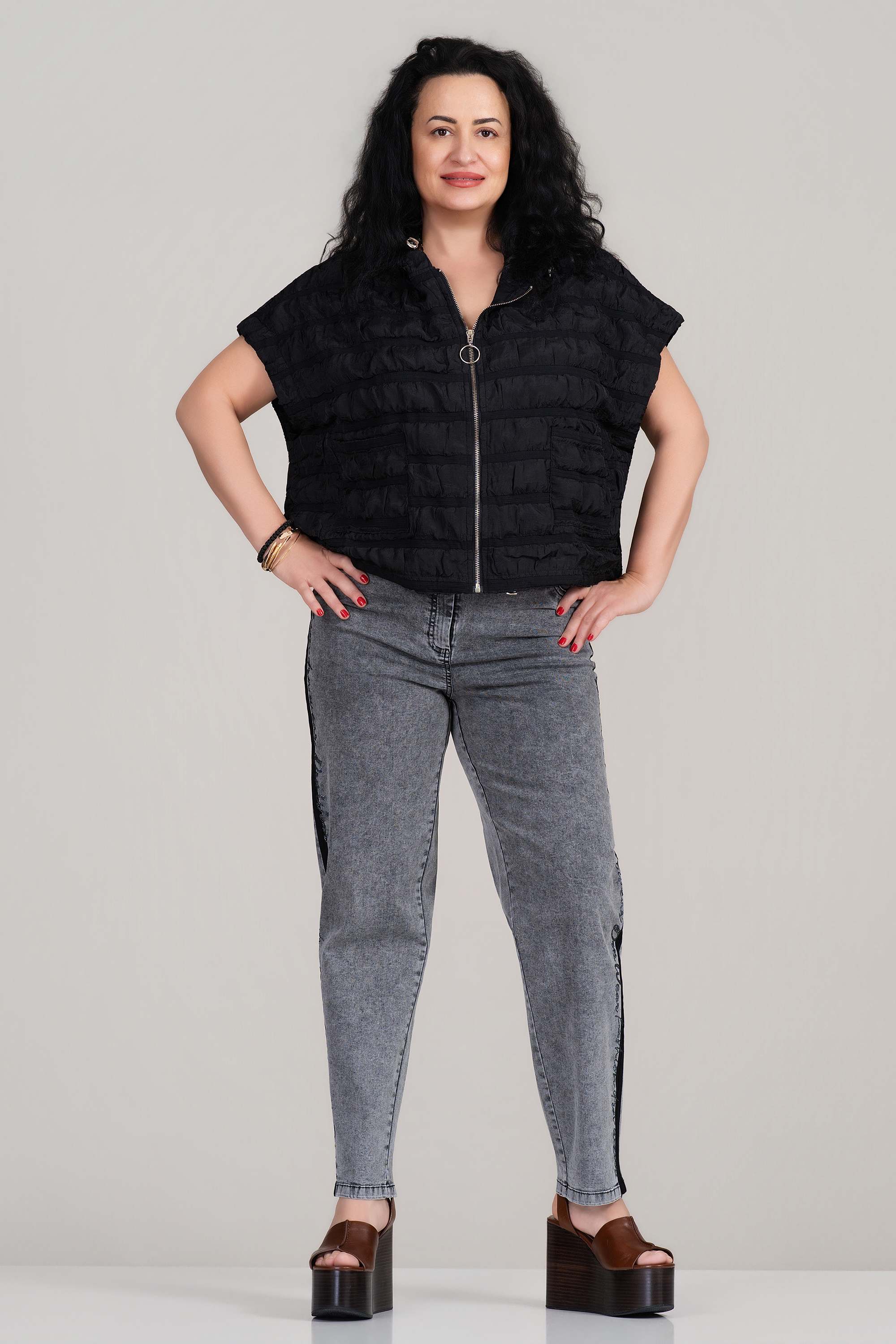 Макси еластични сиви дънки със страничен черен кант