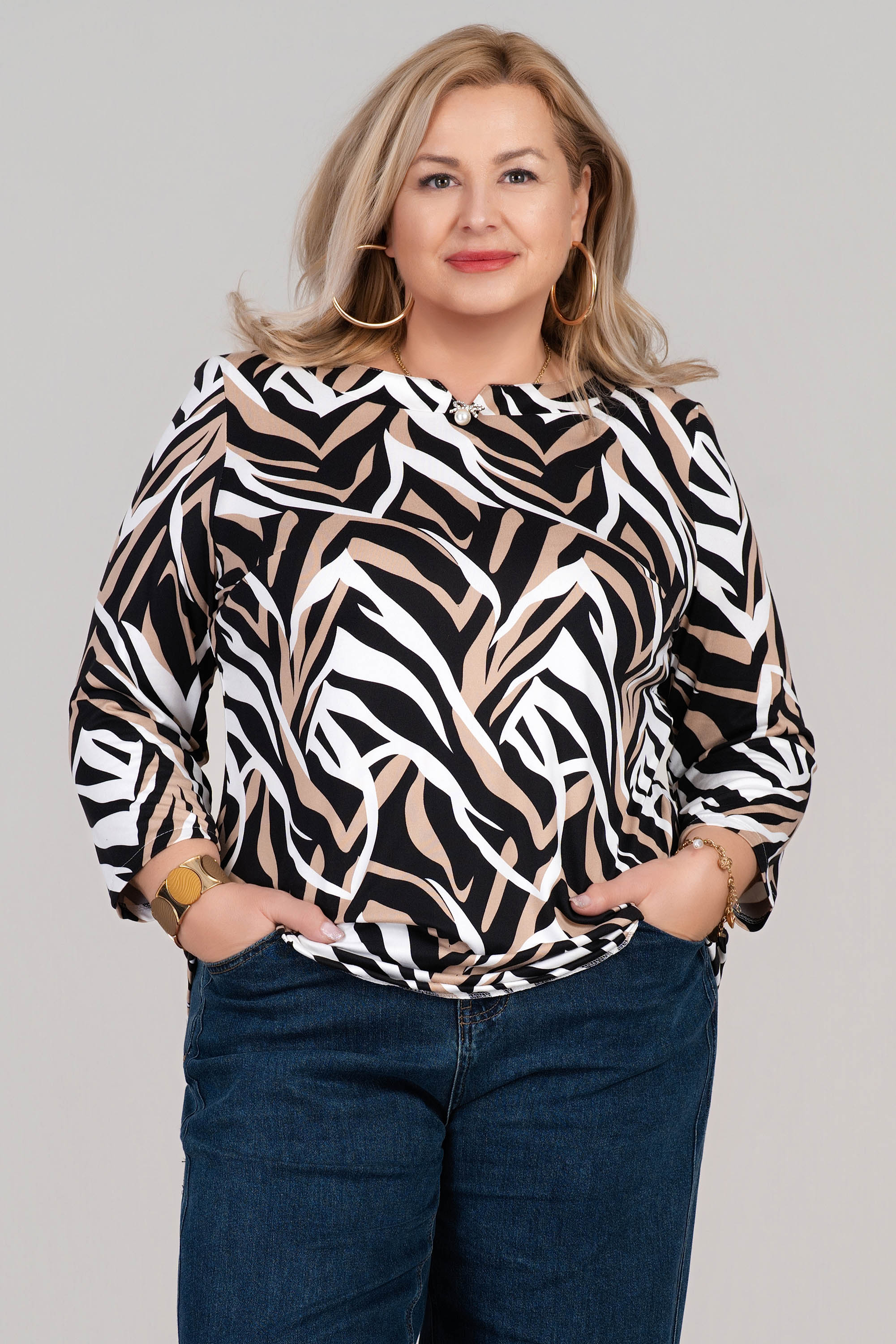 МАКСИ елегантна блуза с ефектна брошка и принт в бежово, бяло и черно