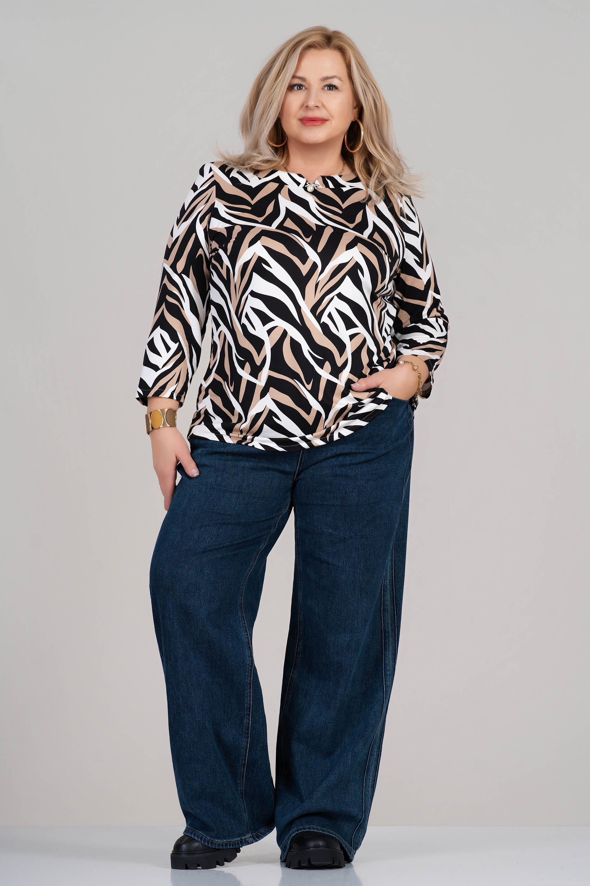 МАКСИ елегантна блуза с ефектна брошка и принт в бежово, бяло и черно