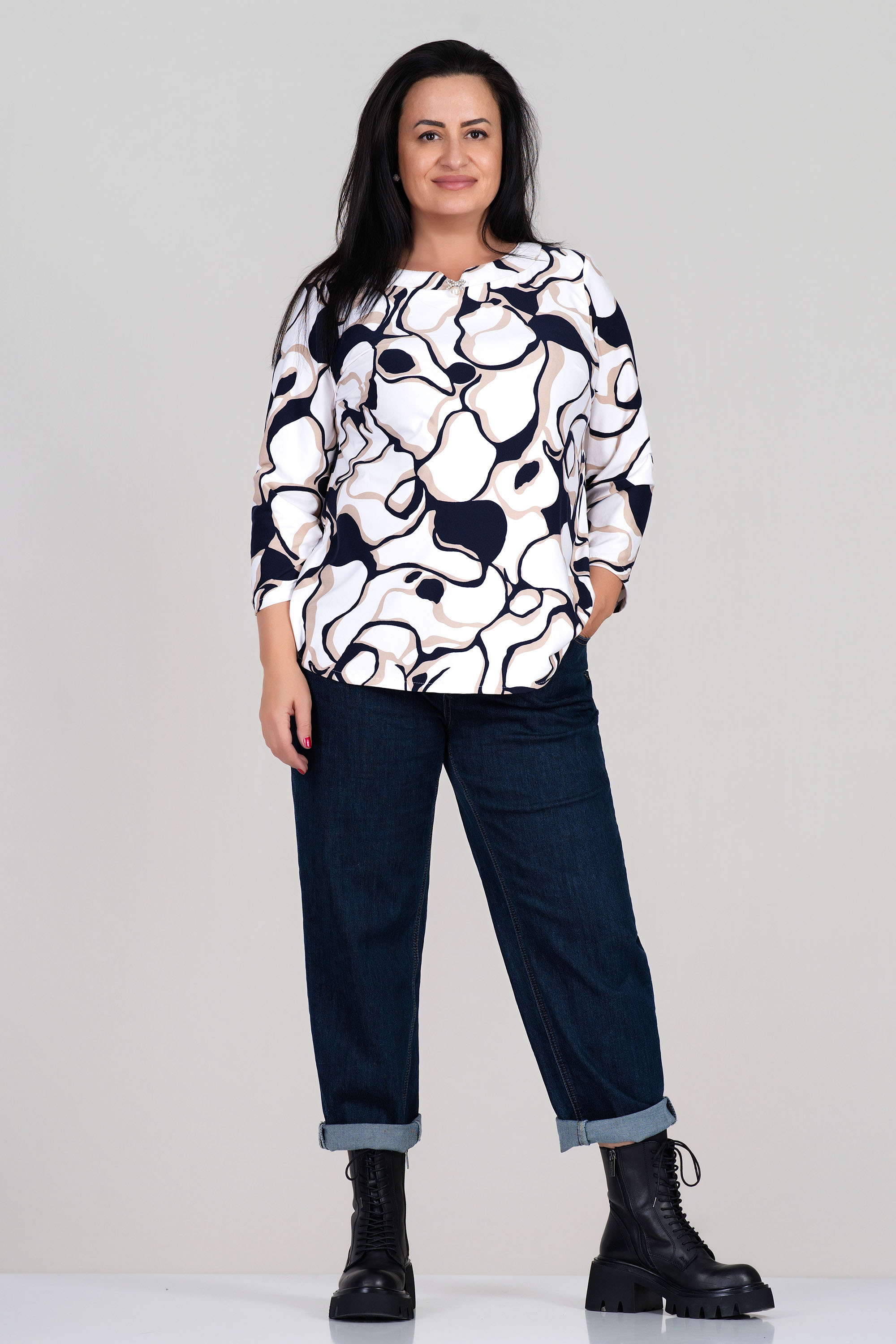 МАКСИ елегантна блуза в цвят ванилия с брошка панделка и абстрактен принт в черно и бежово