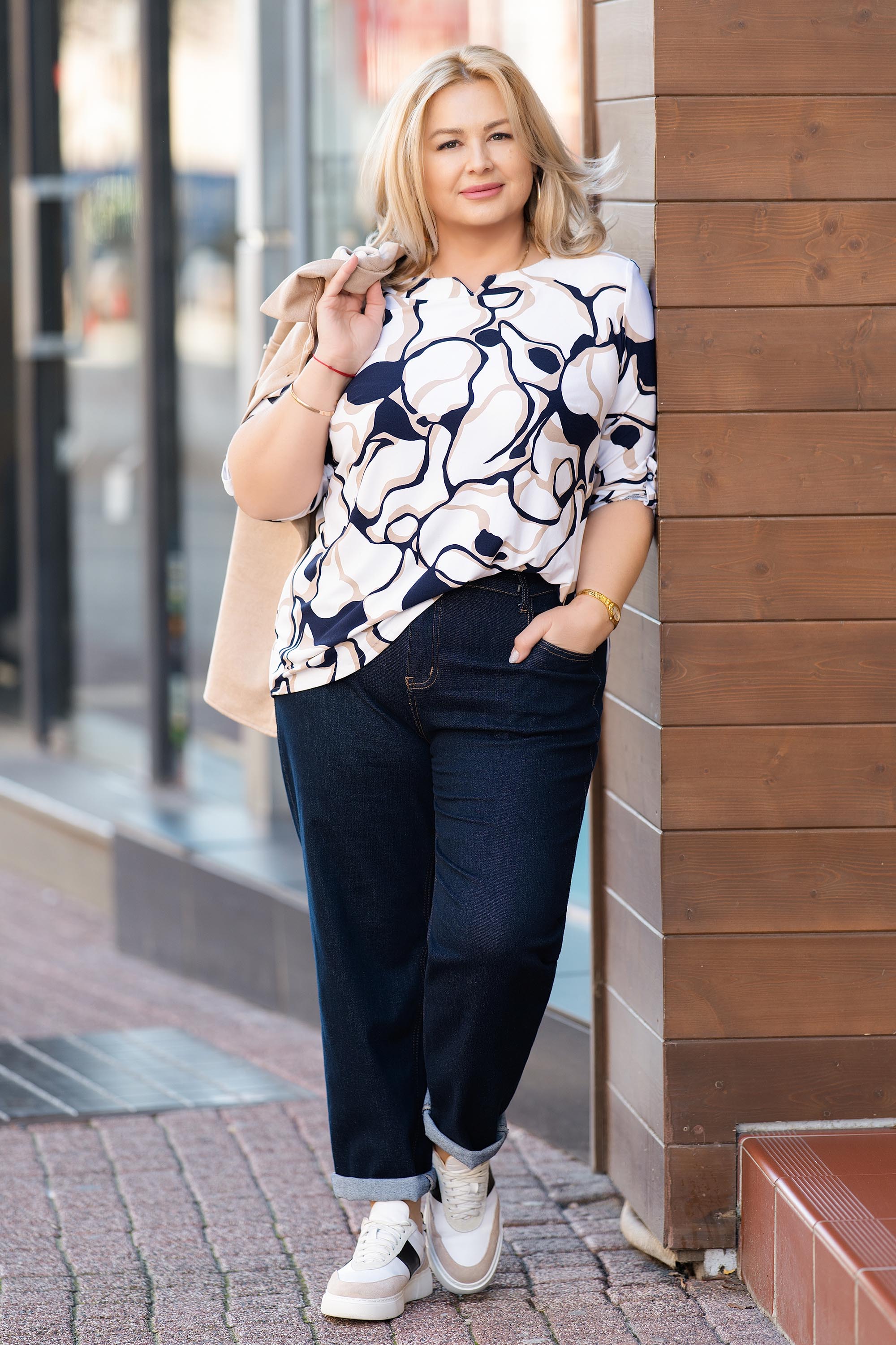 МАКСИ елегантна блуза в цвят ванилия с брошка панделка и абстрактен принт в черно и бежово