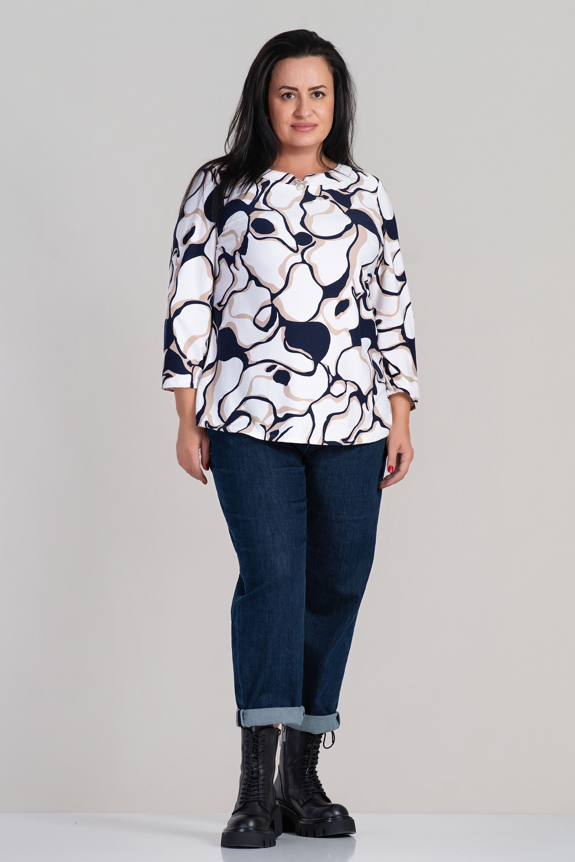 МАКСИ елегантна блуза в цвят ванилия с брошка панделка и абстрактен принт в черно и бежово