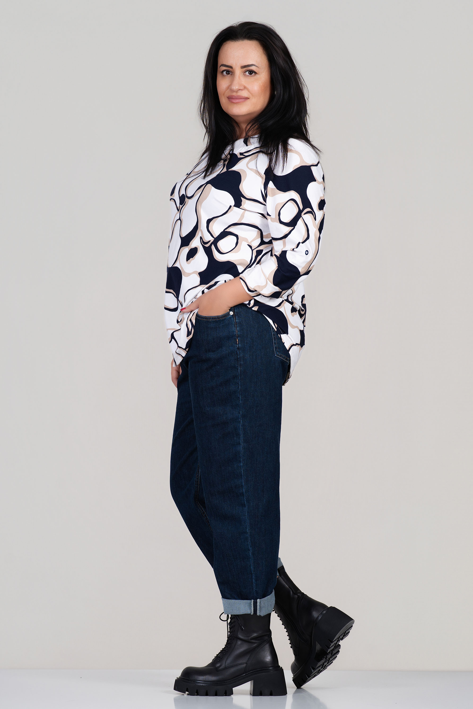 МАКСИ елегантна блуза в цвят ванилия с брошка панделка и абстрактен принт в черно и бежово