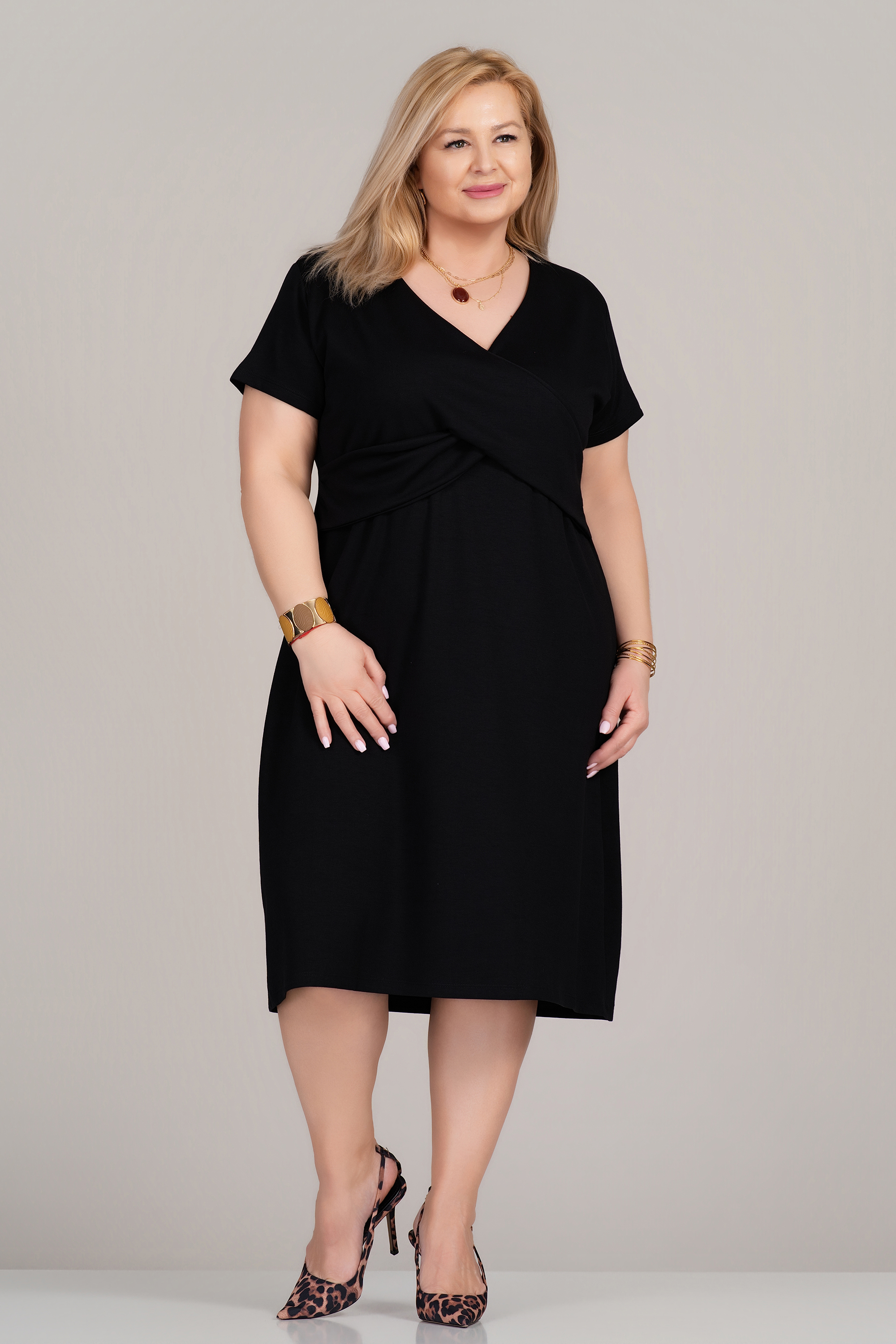 МАКСИ елегантна черна рокля с остро деколте