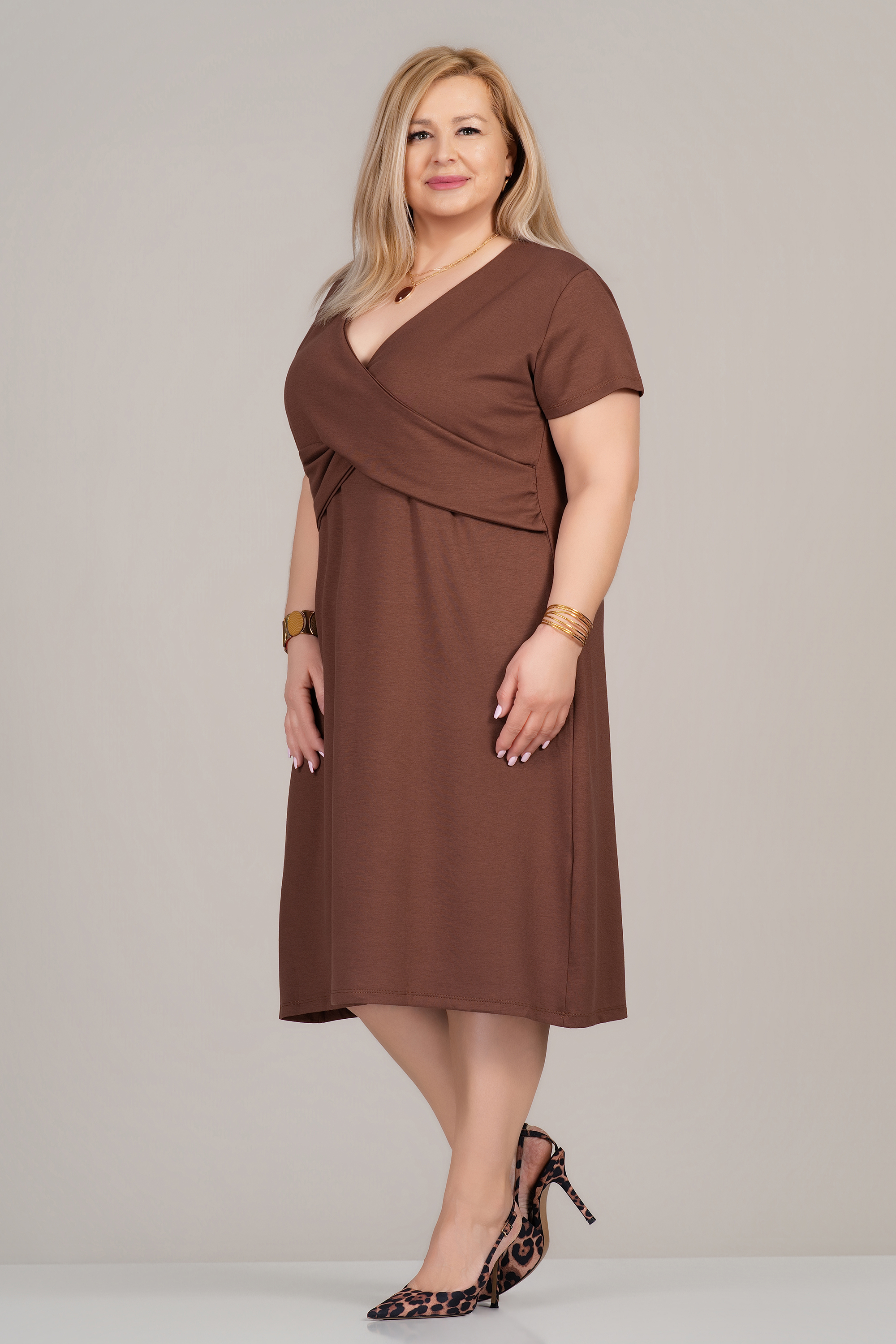 МАКСИ елегантна кафява рокля с остро деколте