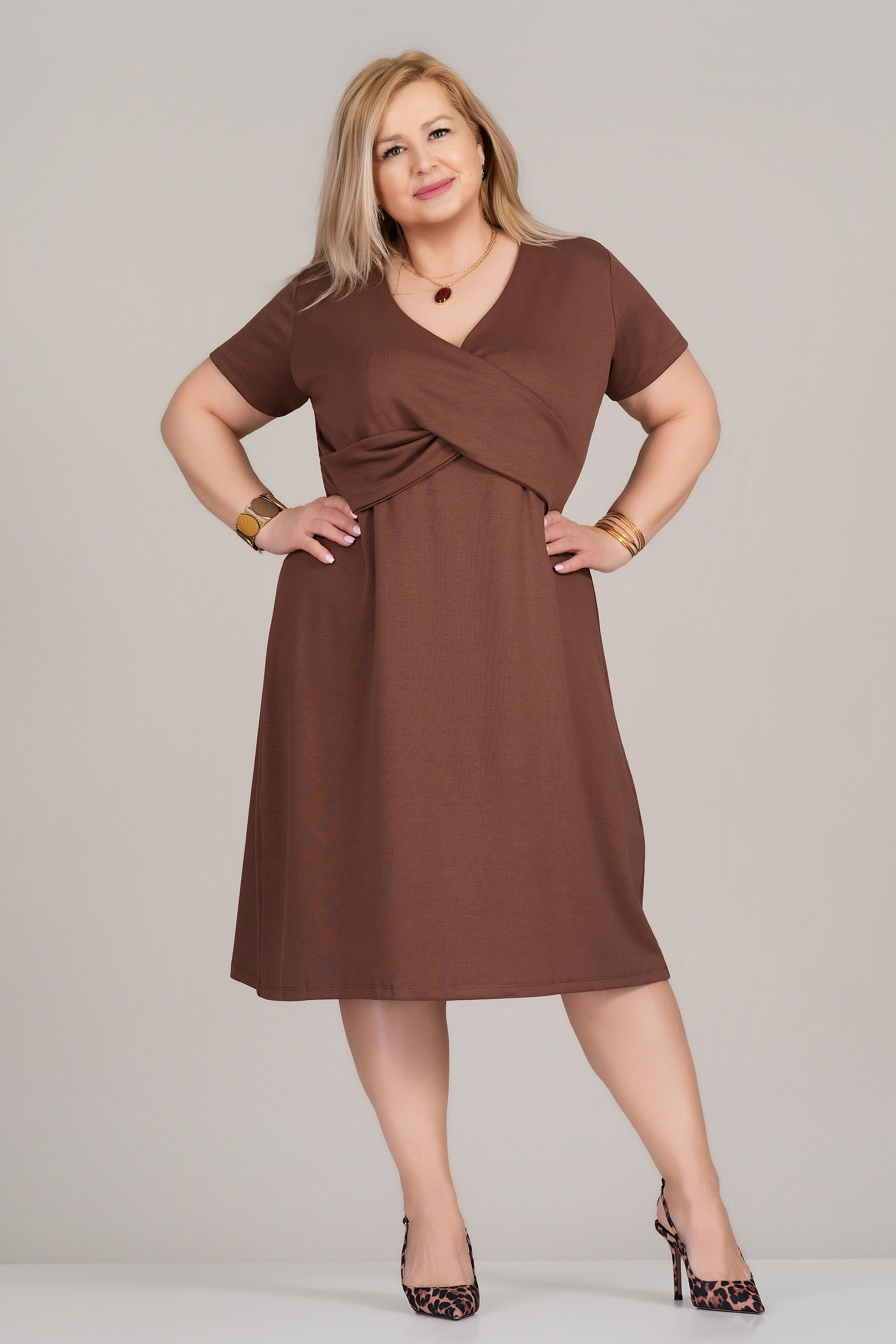 МАКСИ елегантна кафява рокля с остро деколте