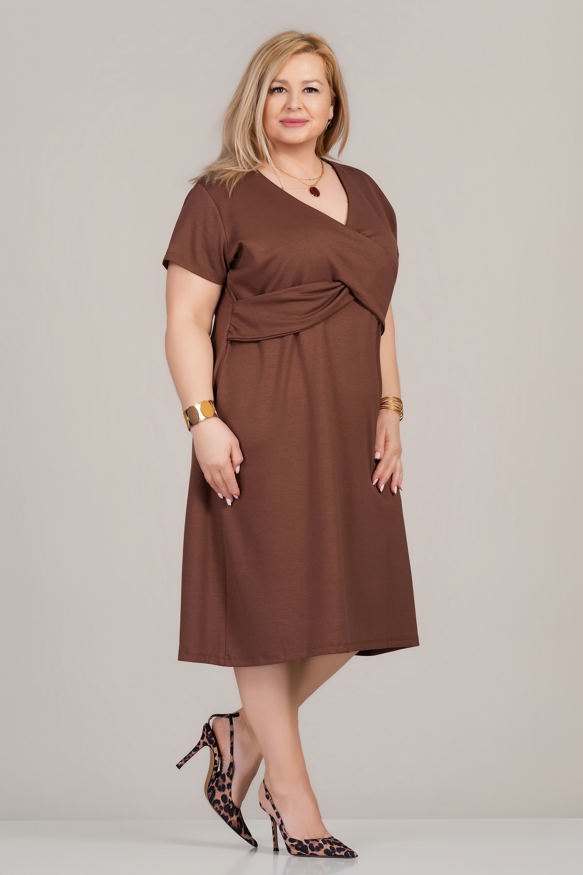 МАКСИ елегантна кафява рокля с остро деколте